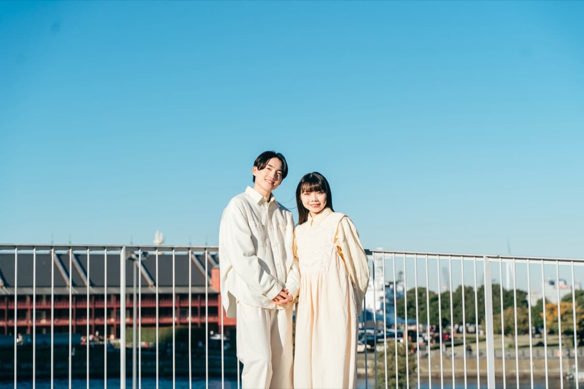 カップル 夕暮れ 階段