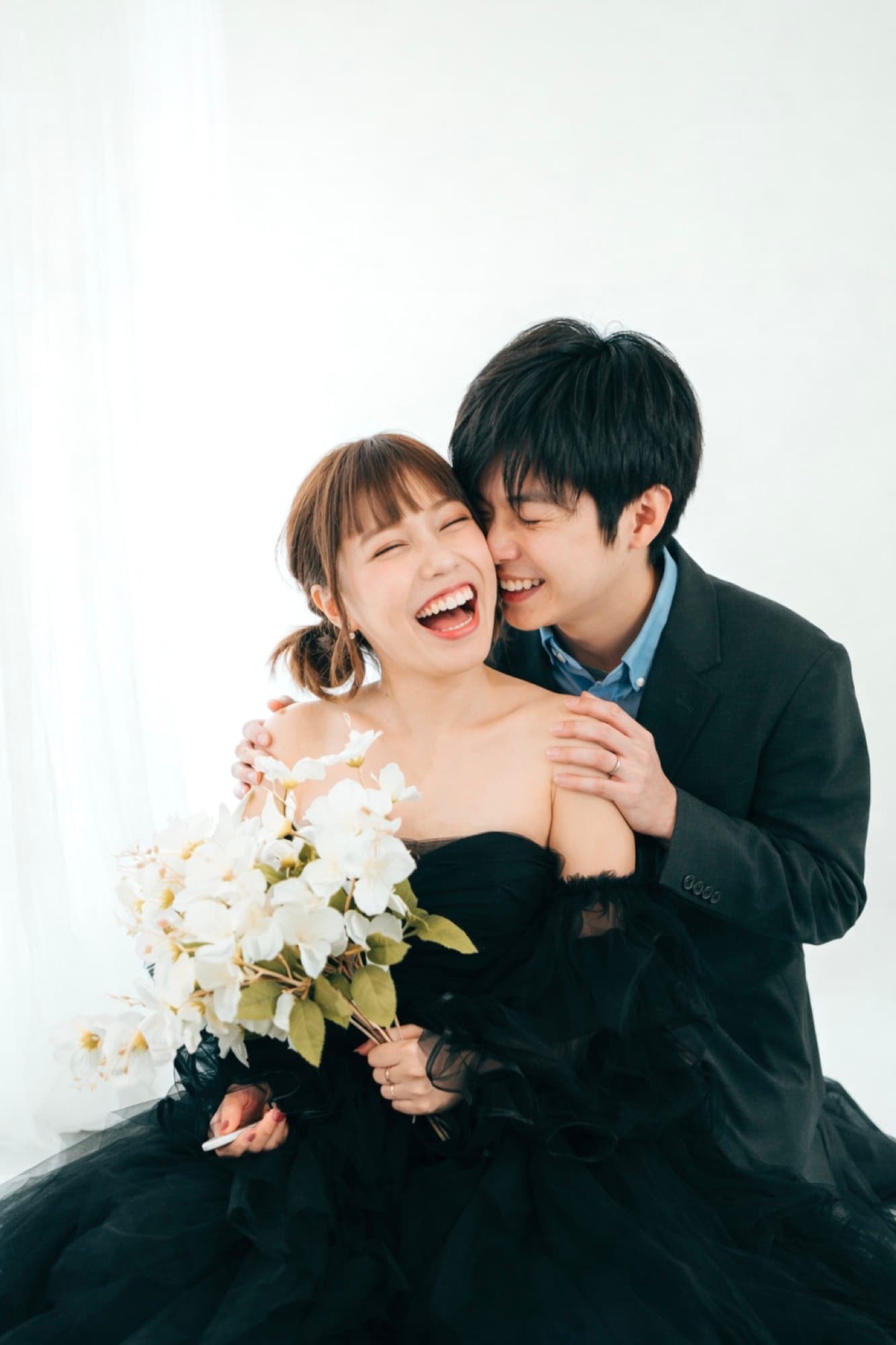 カップル 花束 笑顔