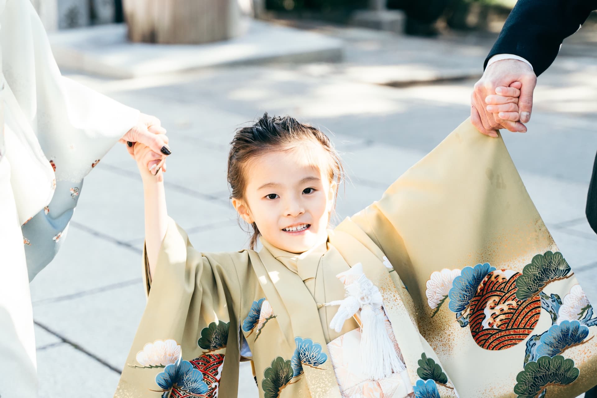 家族で歩く後ろ姿