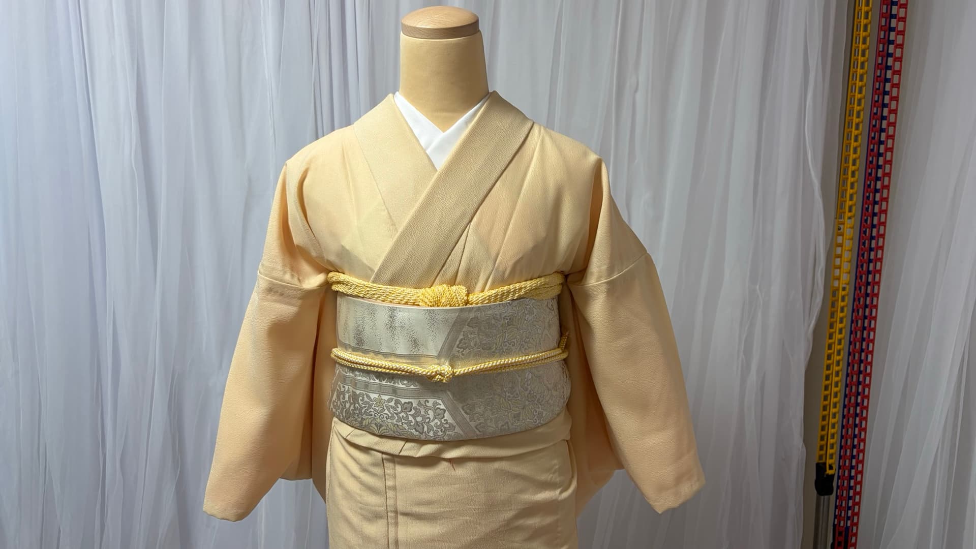 着物の正しい着姿（帯まわりアップ）