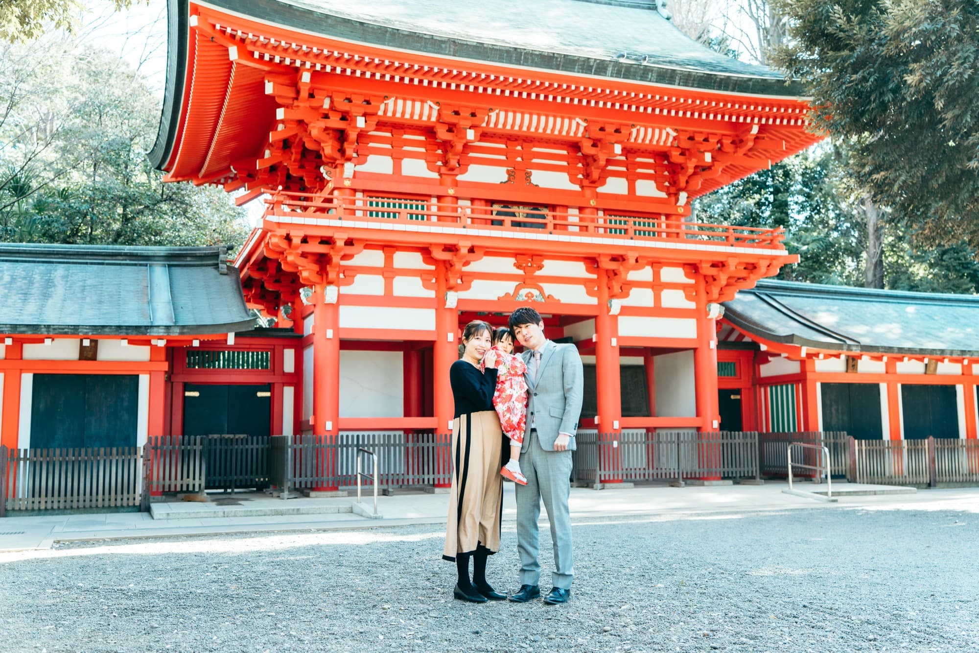 井草八幡宮 七五三 朱塗り社殿前の家族写真
