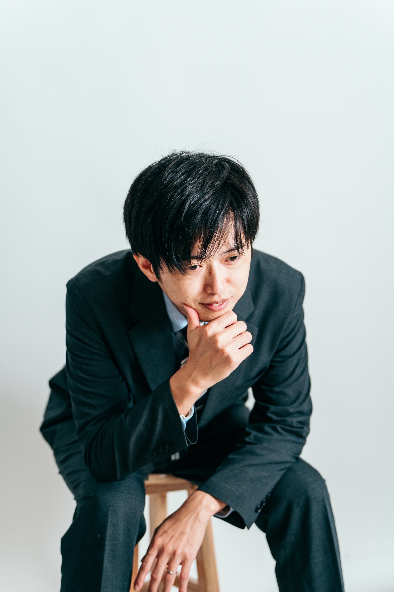 スタジオで撮影した男性のポートレート