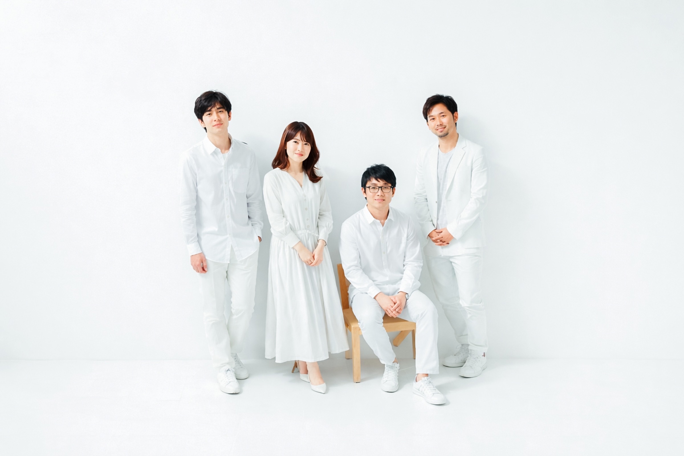 白を基調としたチームのプロフィール写真