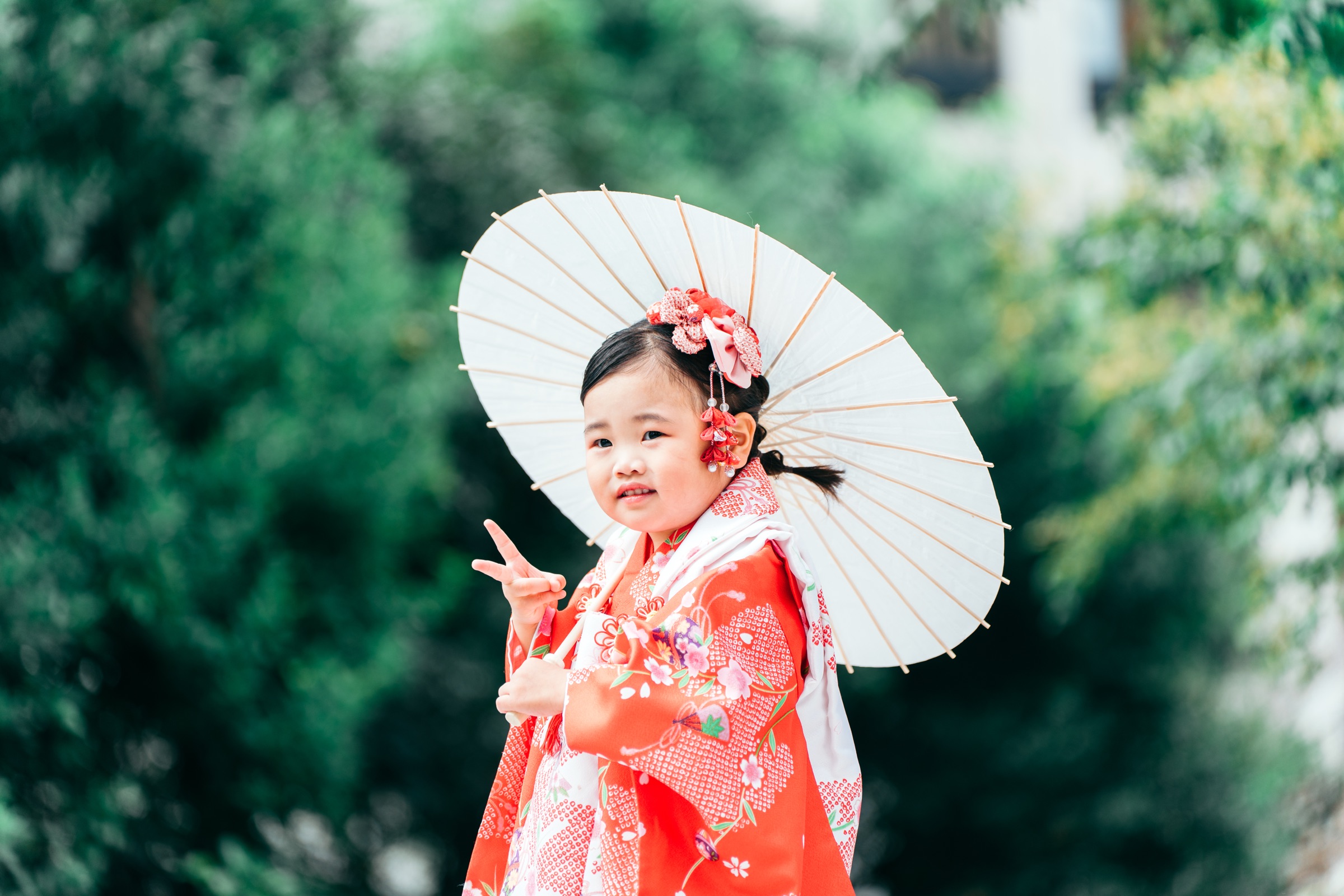 日枝神社 和傘を持つ3歳の七五三