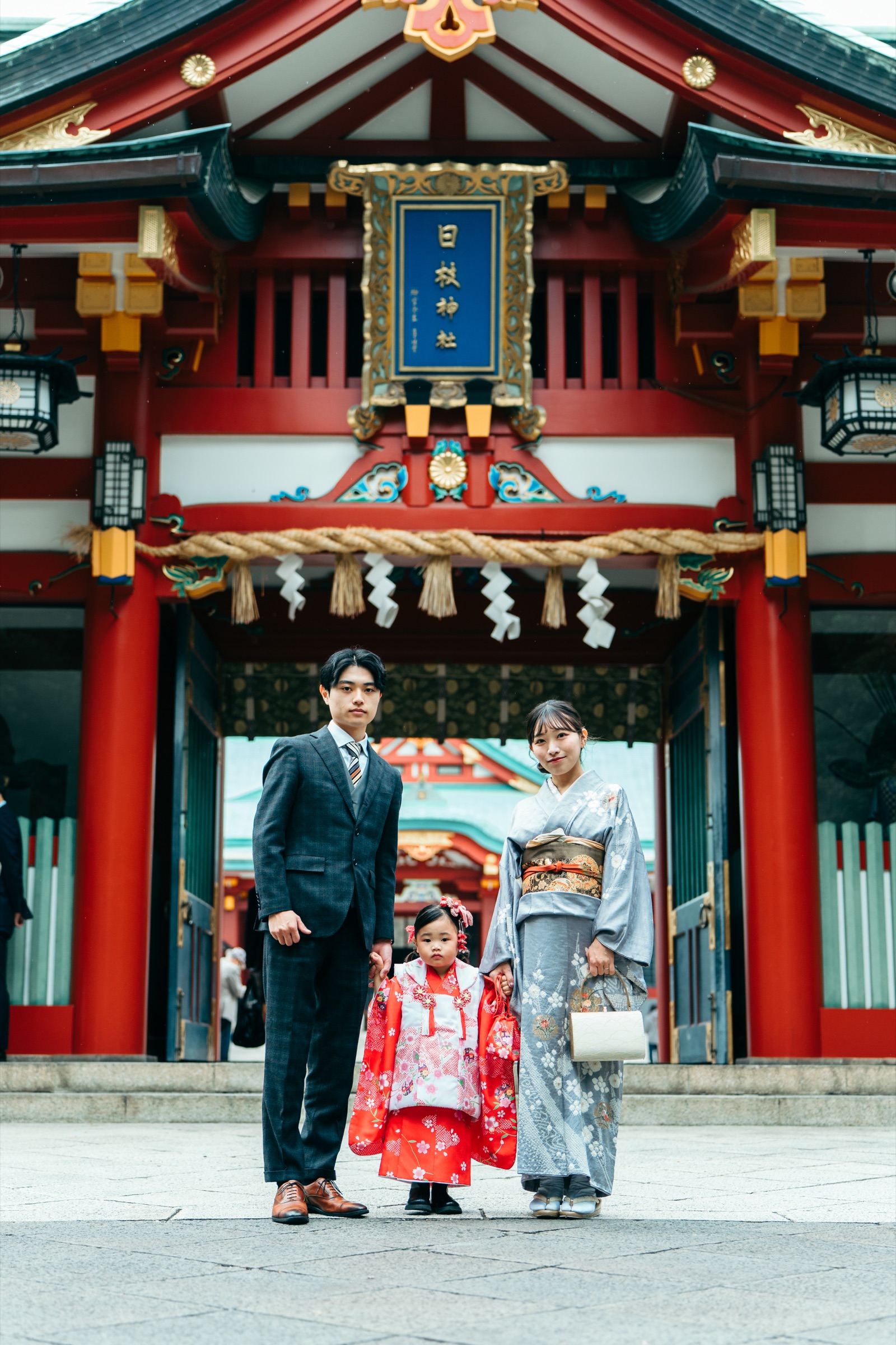 日枝神社 本殿前 家族三人
