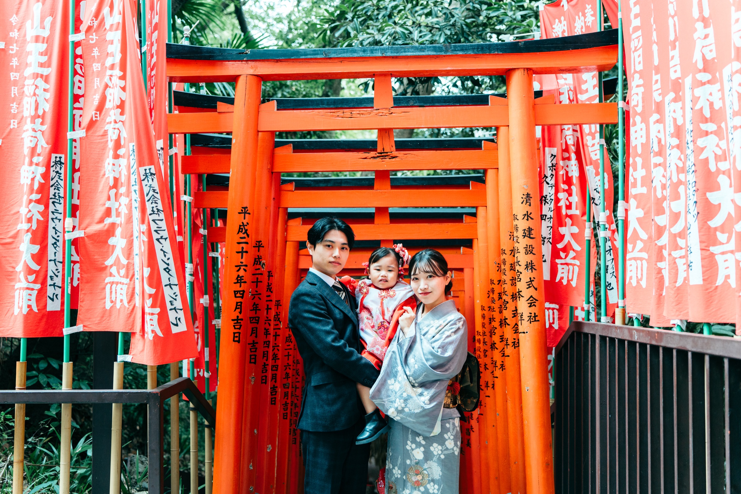 日枝神社 稲荷参道 赤い鳥居の家族写真
