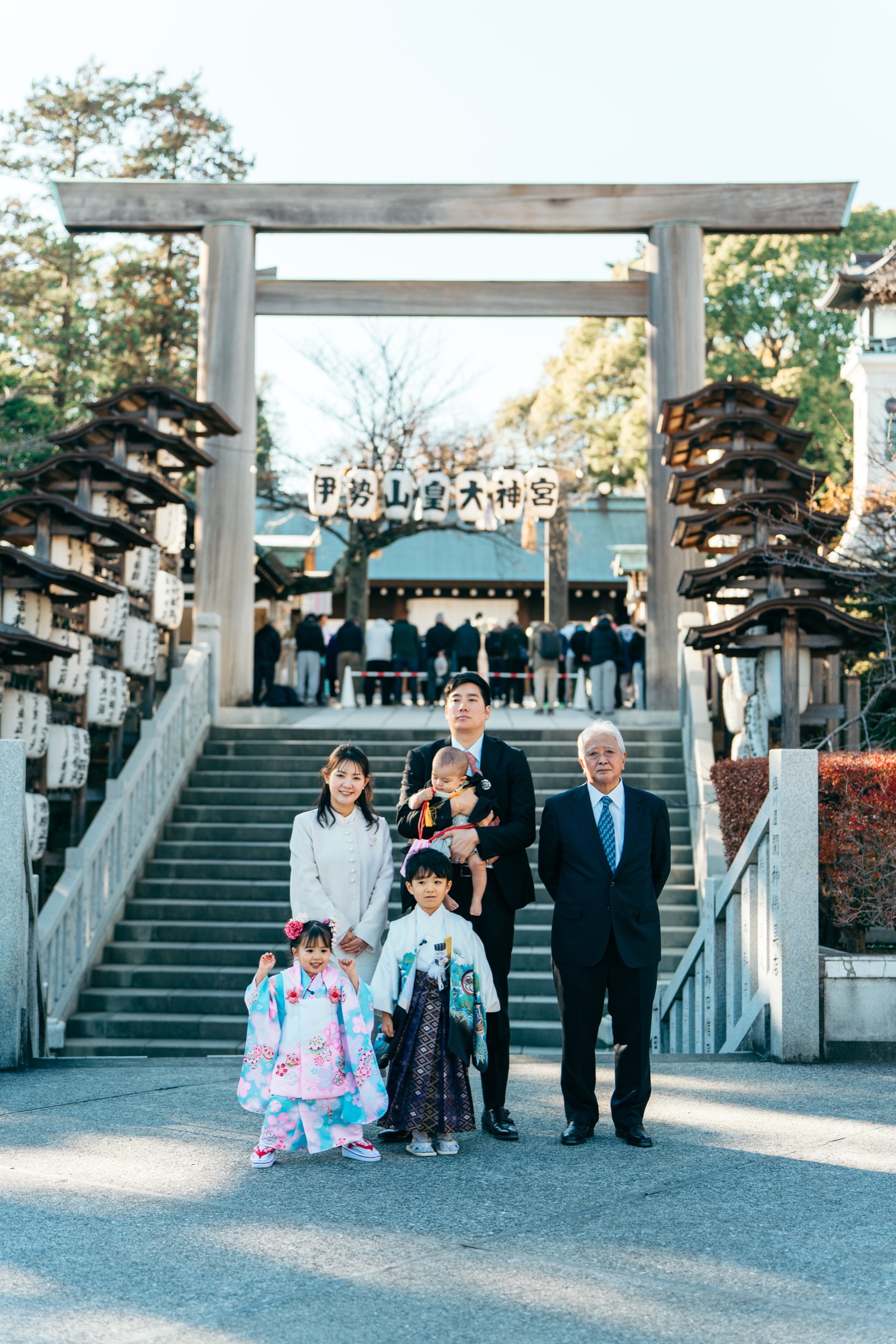 神社での撮影シーン