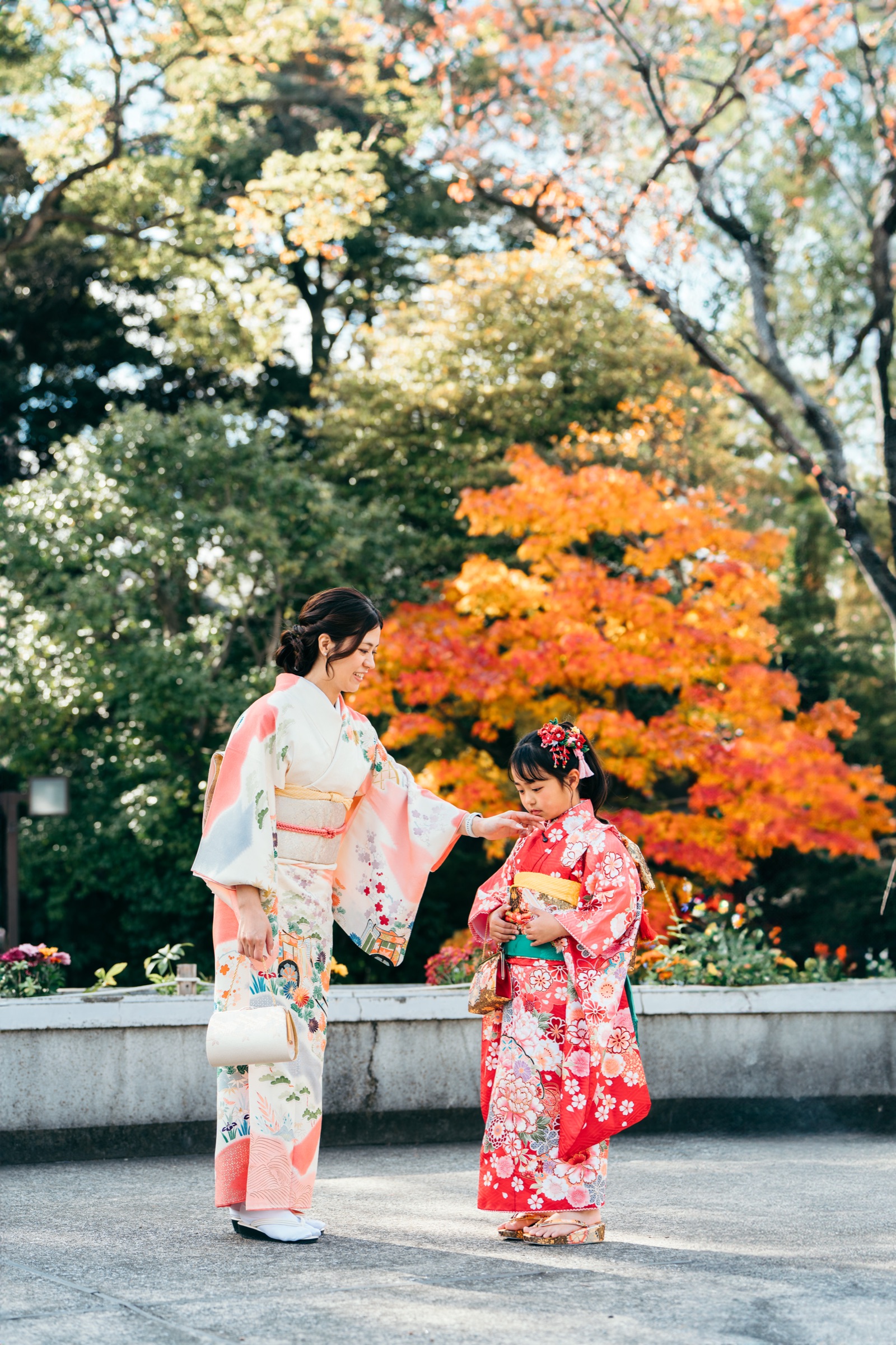 お母さんと娘 紅葉の前で