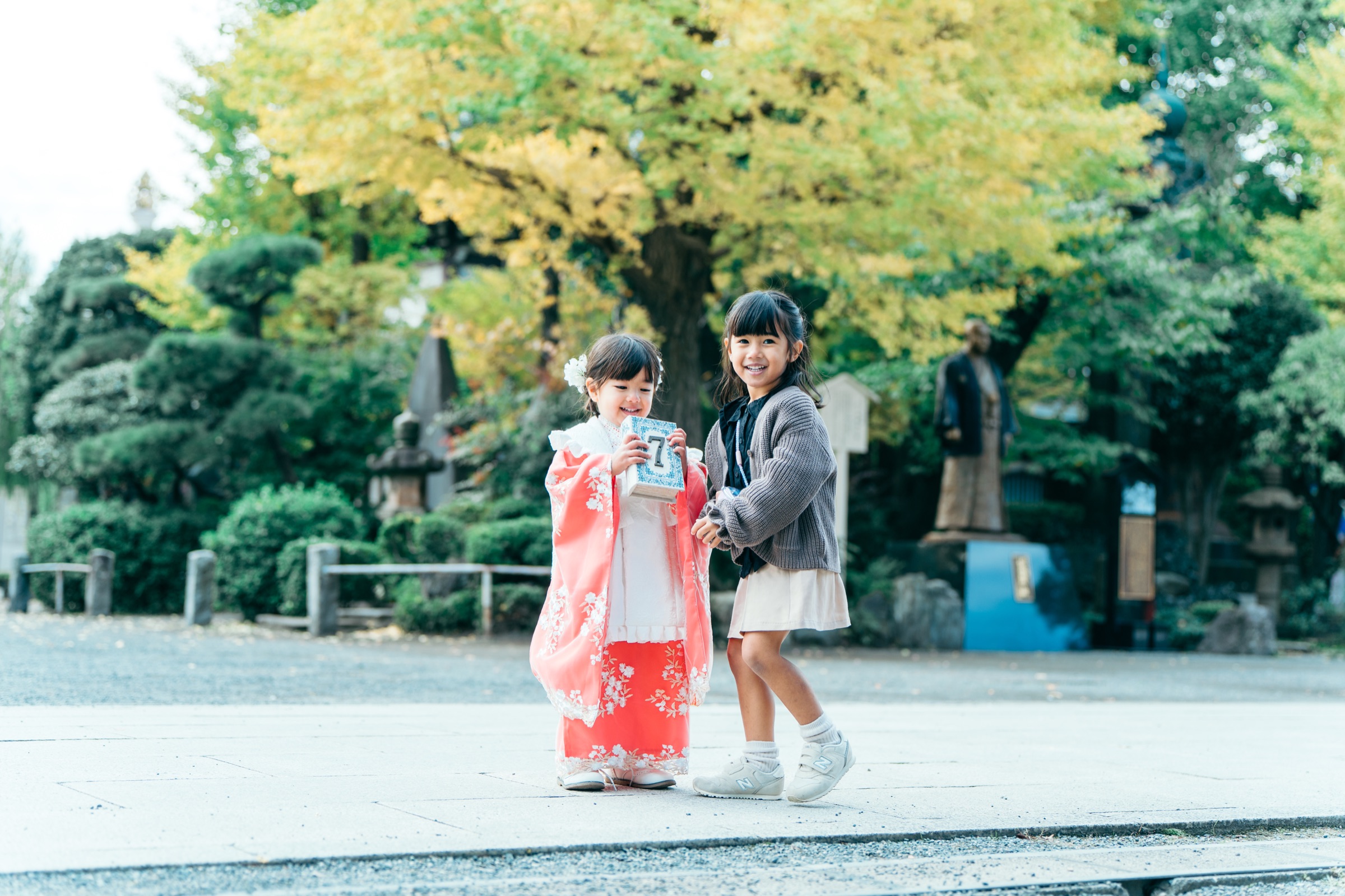 銀杏の木の前で姉妹