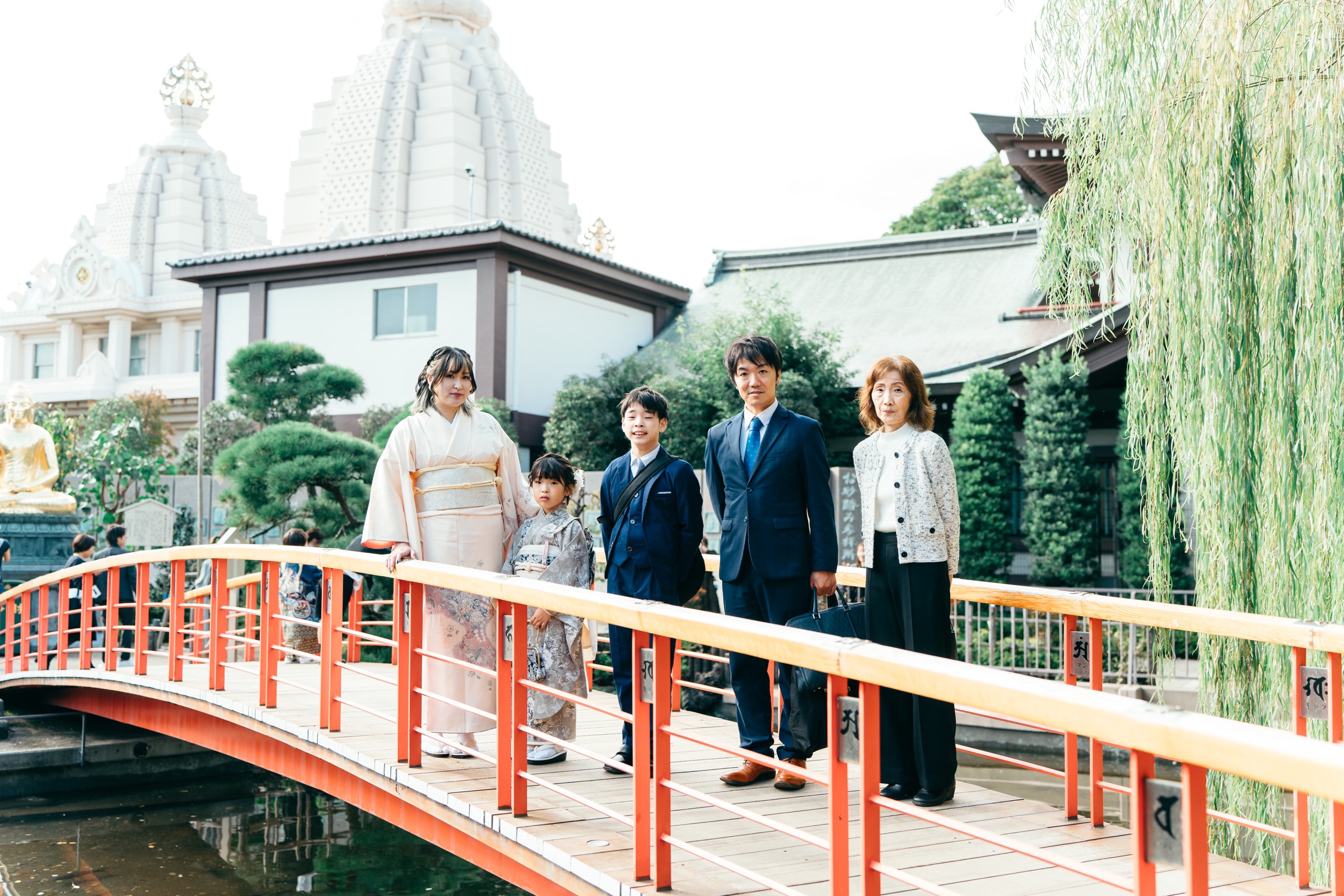 朱橋に並ぶ七五三のご家族（11月10日）