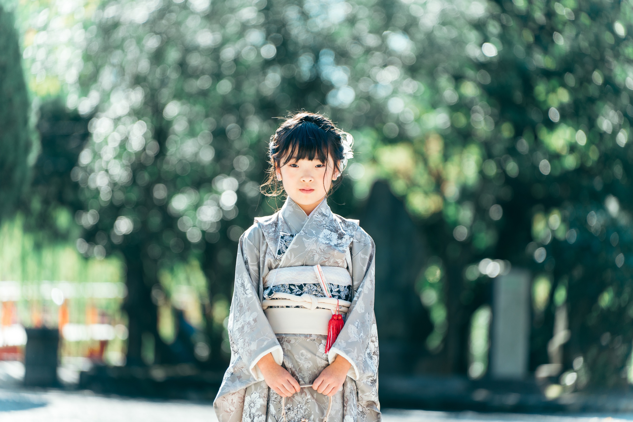 回廊のそばでグレーの着物の女の子の七五三ポートレート（11月10日）