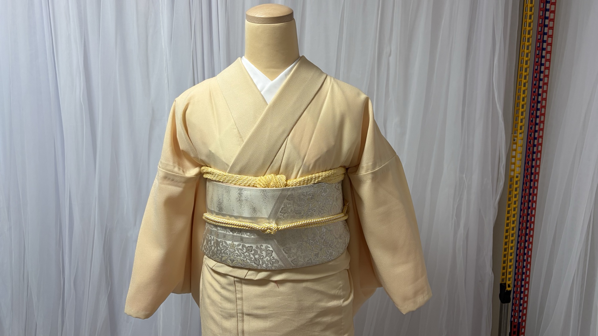 着物の正しい着姿（帯まわりアップ）