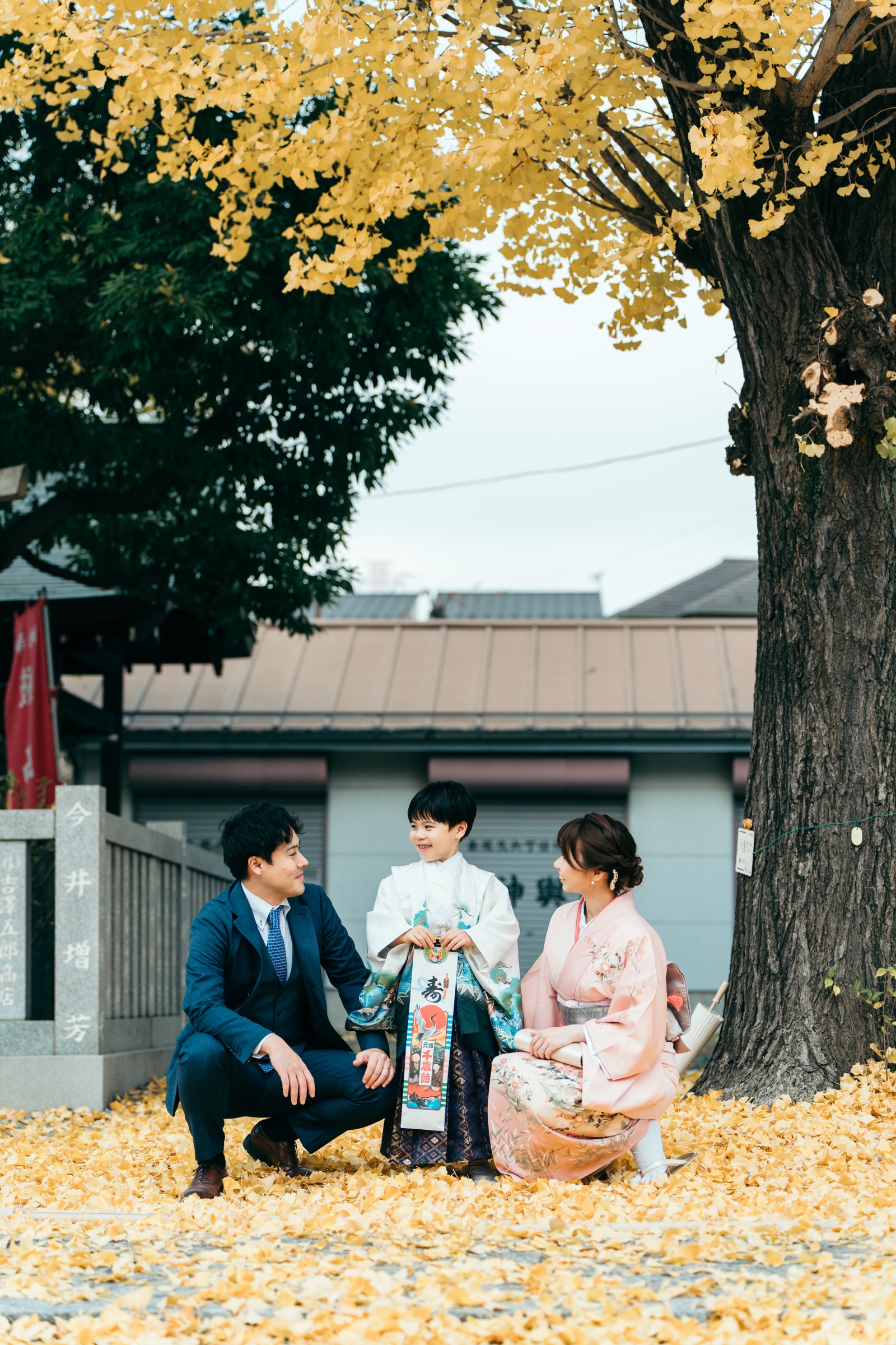 紅葉の境内を歩く