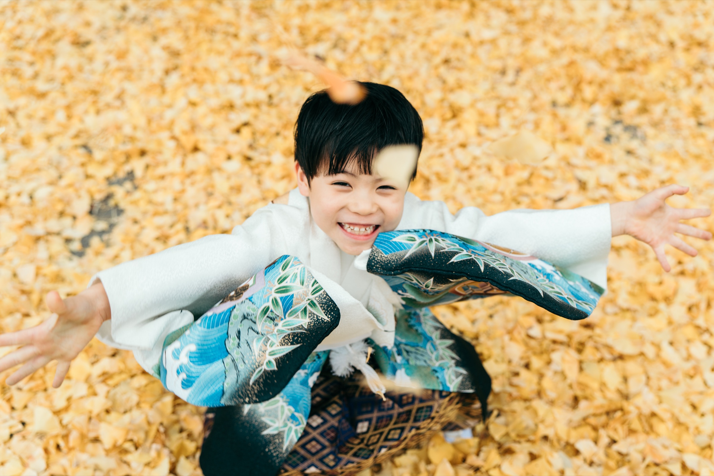 着物姿で紅葉の前に立つ