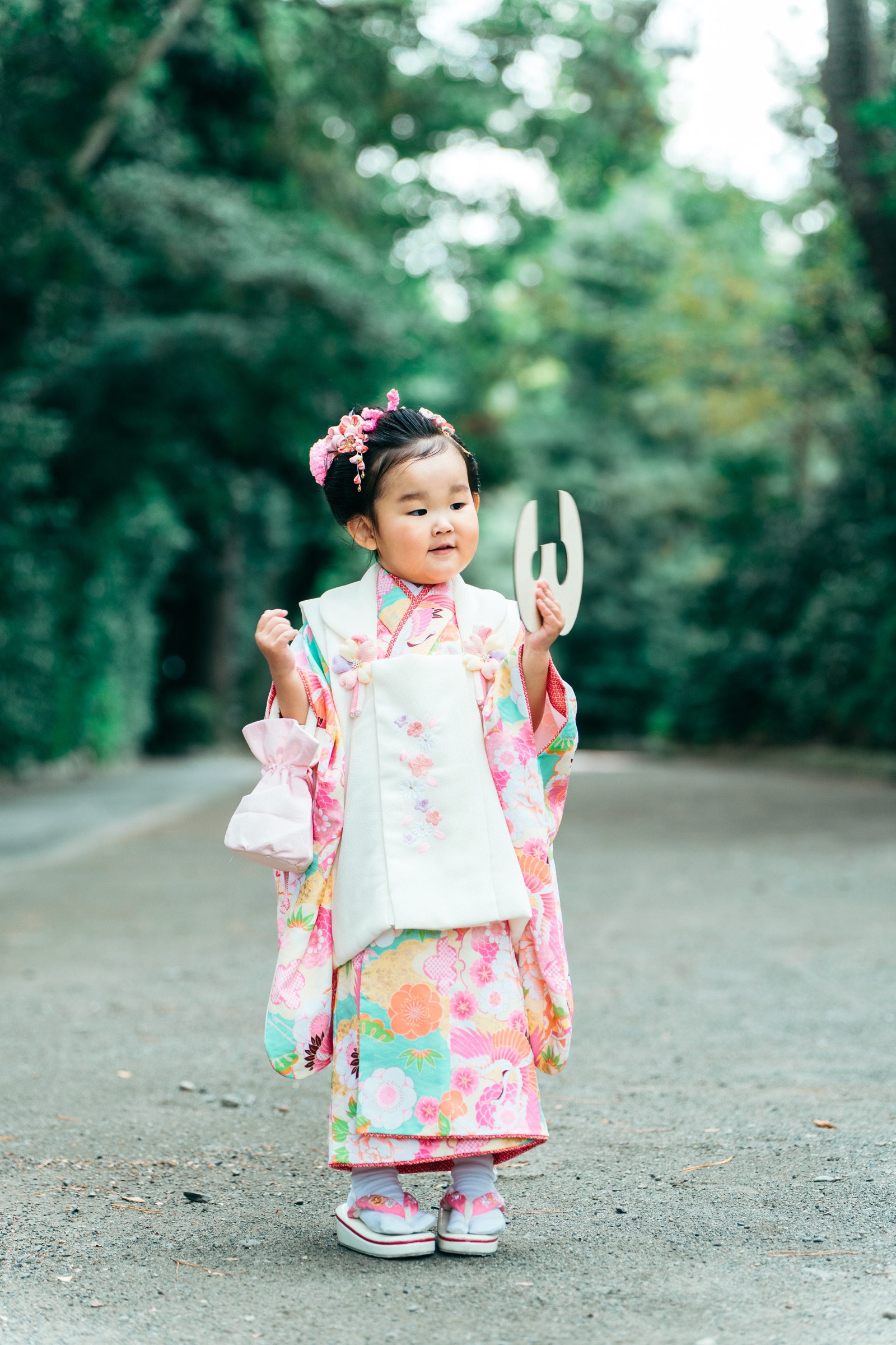 緑の参道で七五三の女の子