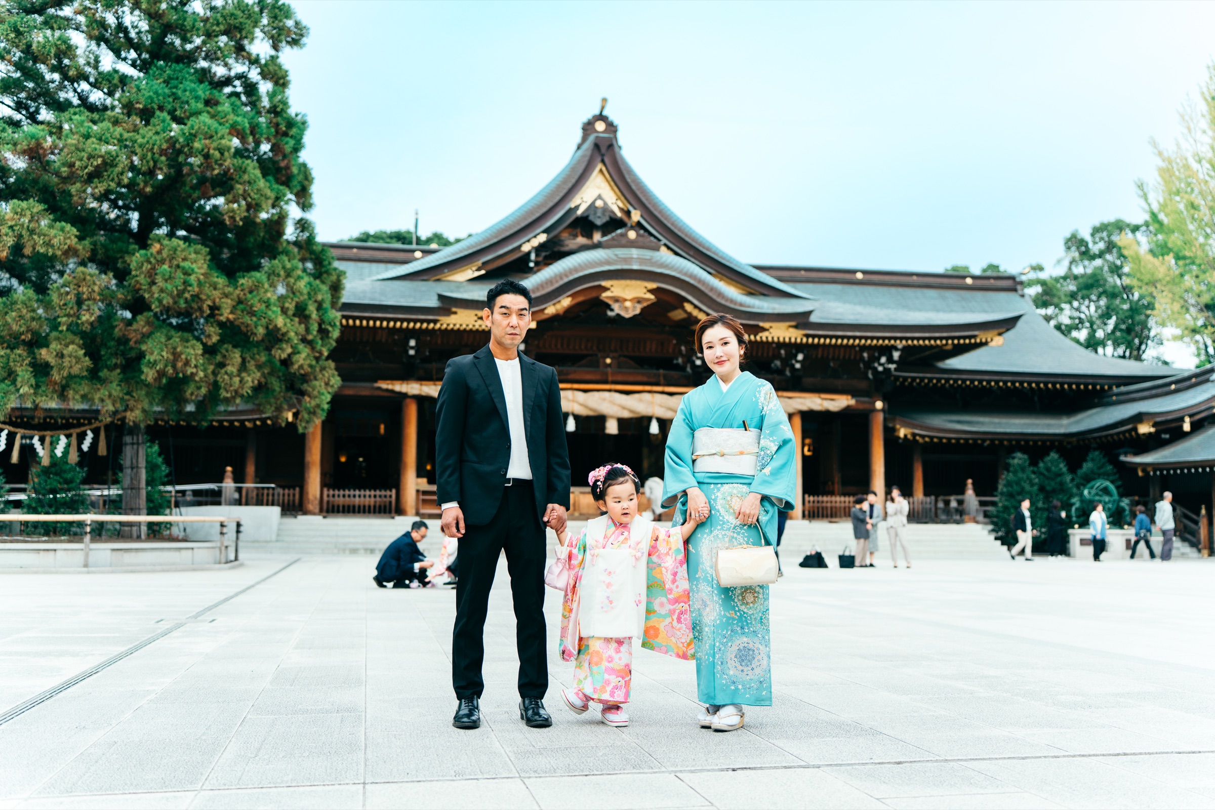 寒川神社の拝殿前でご家族3人の七五三
