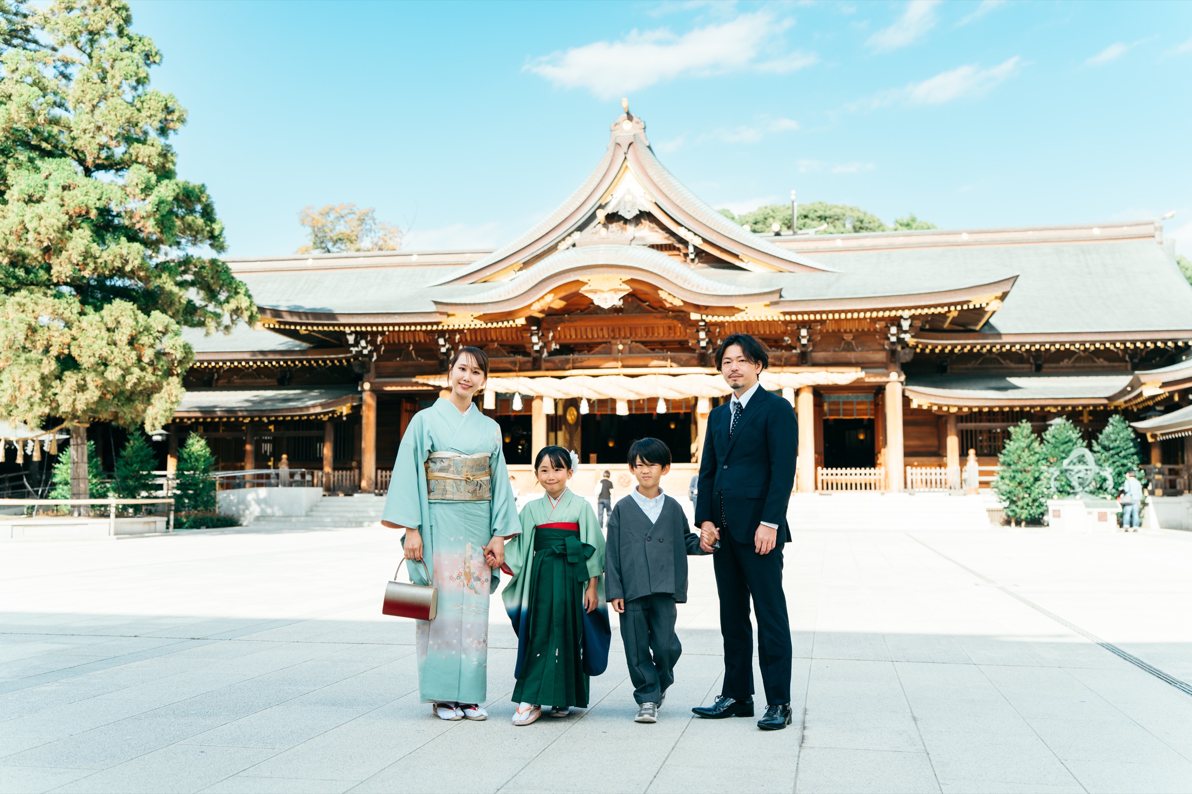 緑の袴が寒川神社の緑に映える七五三