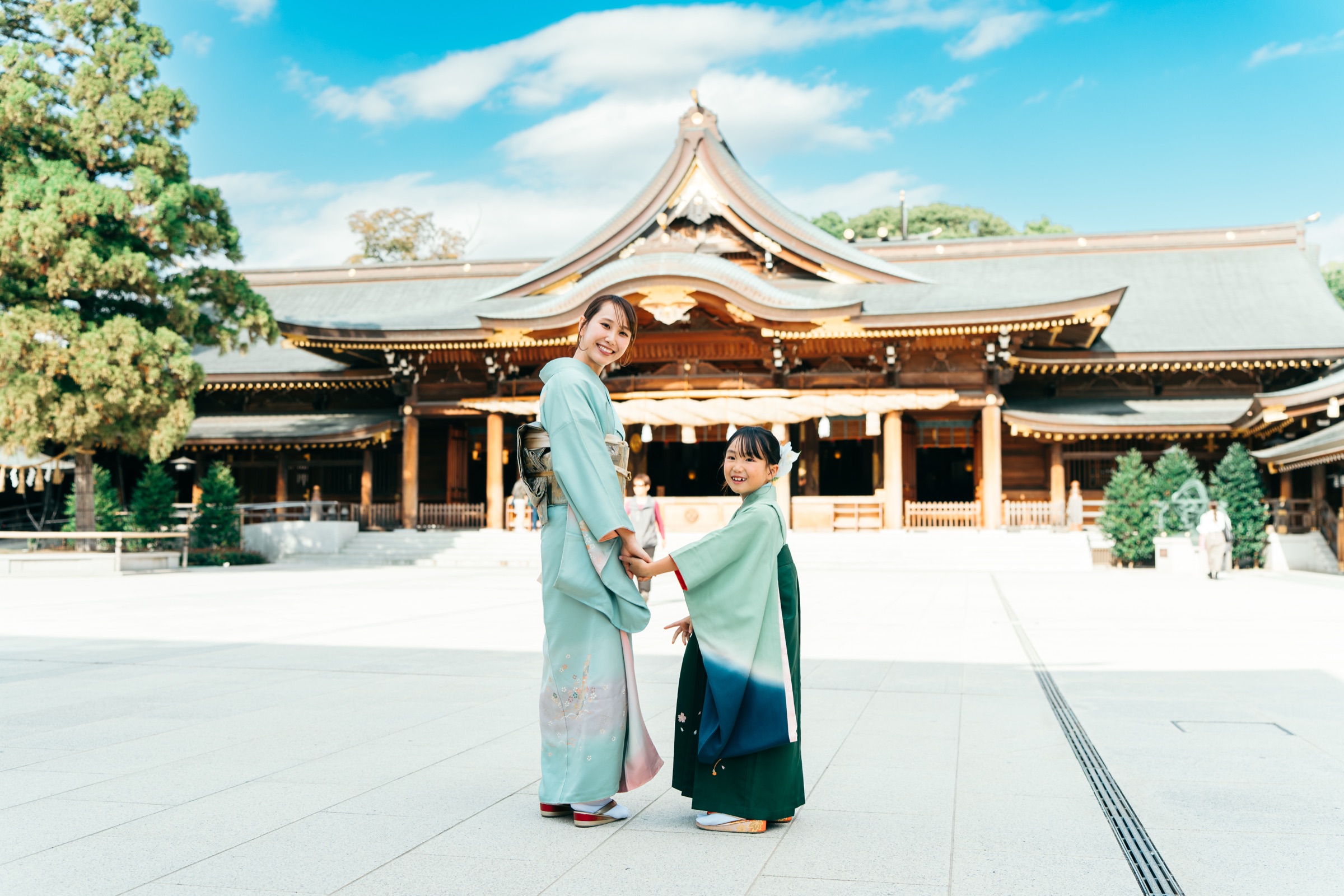 寒川神社の拝殿前で母と娘の七五三