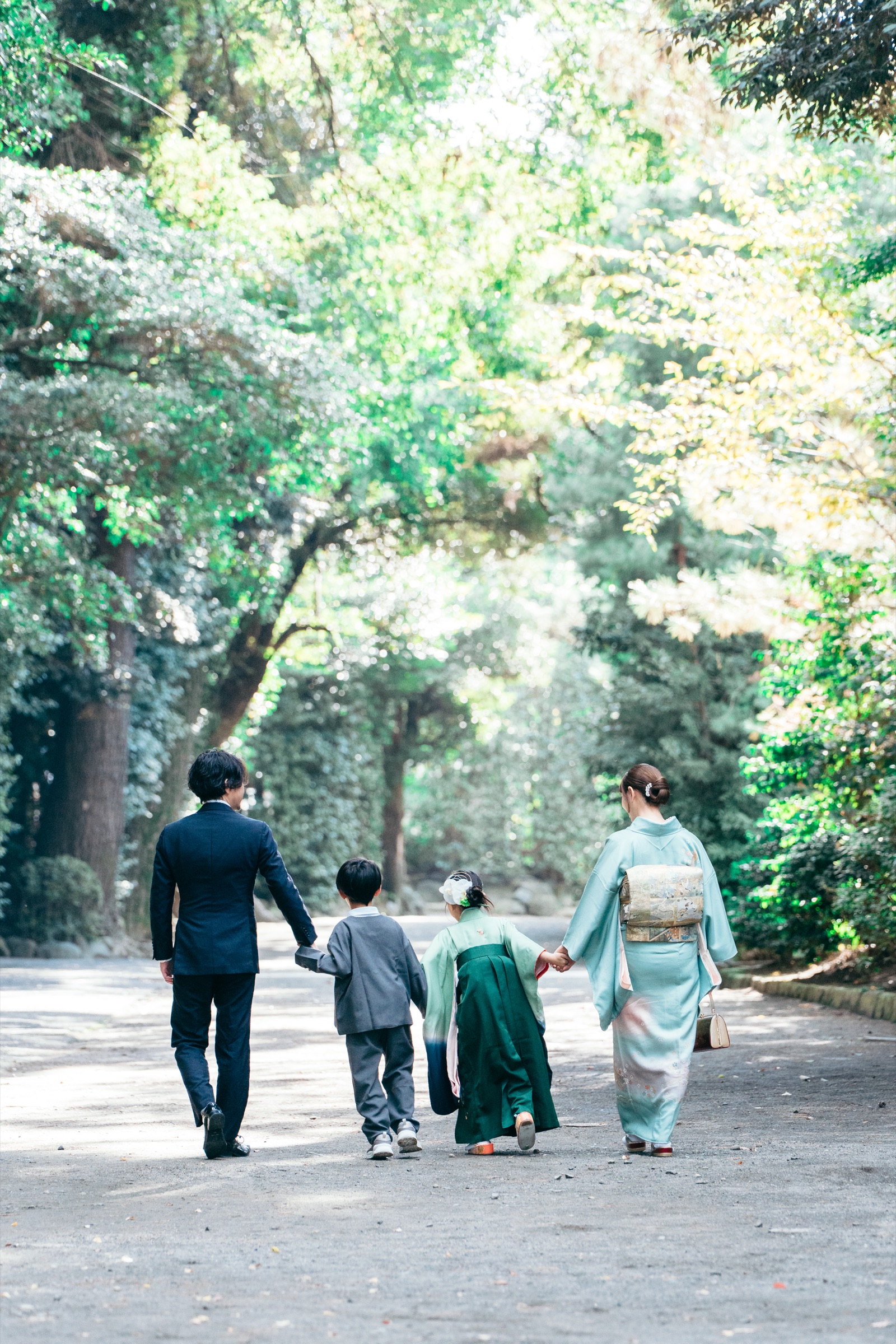 参道を歩く七五三のご家族の後ろ姿