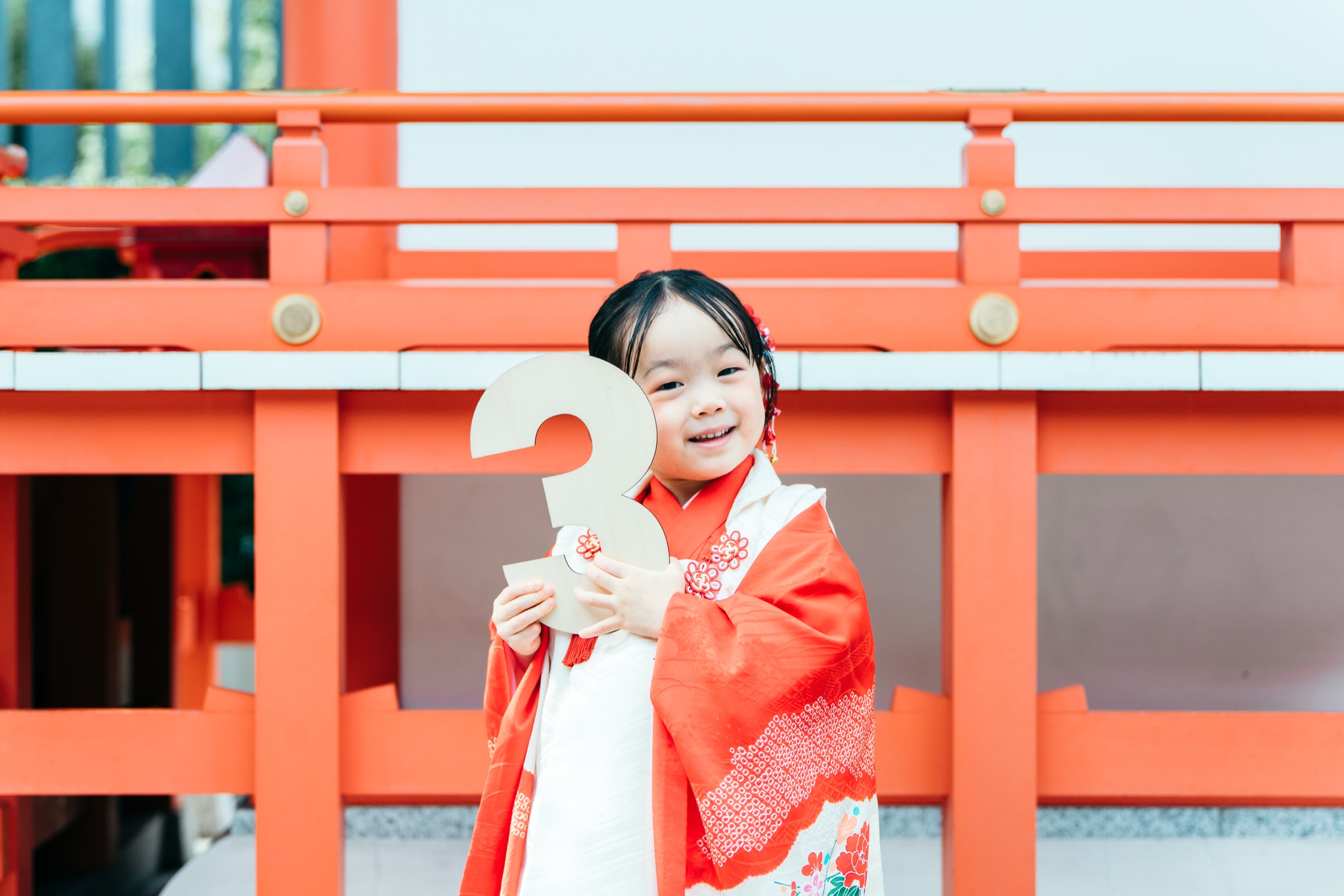 水天宮 赤い鳥居の前で