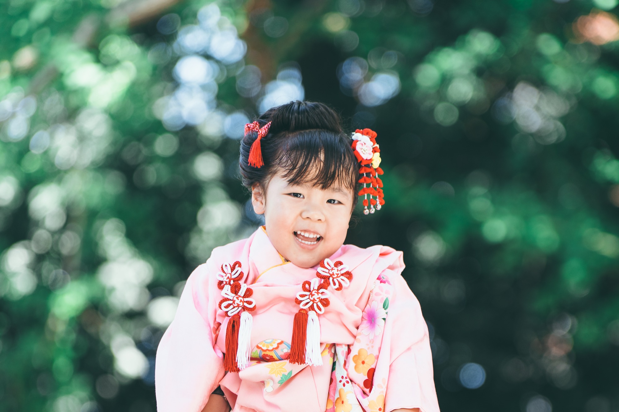 着物姿で微笑む3歳の七五三の女の子