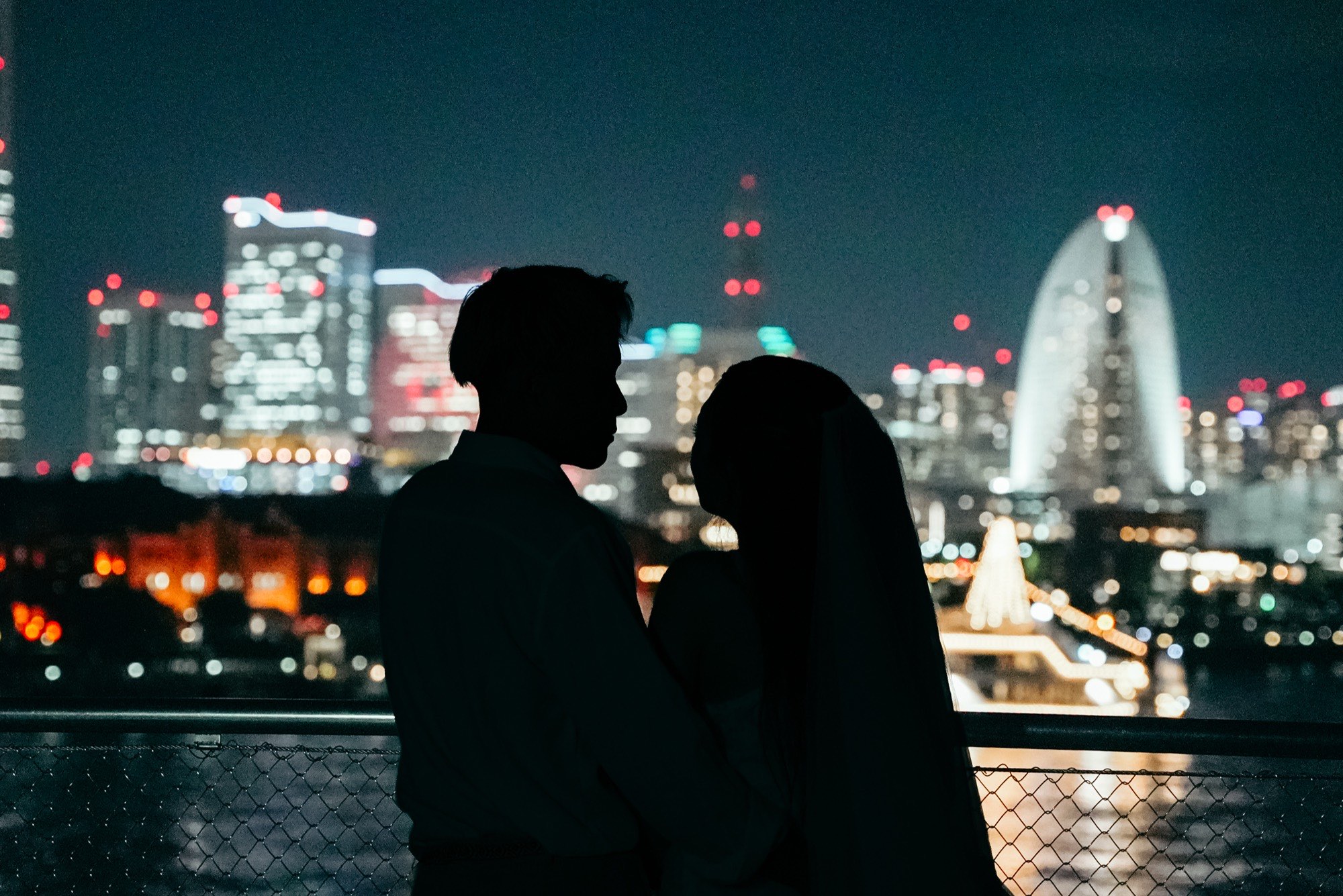 横浜の夜景に浮かぶ新郎新婦のシルエットのカップルフォト