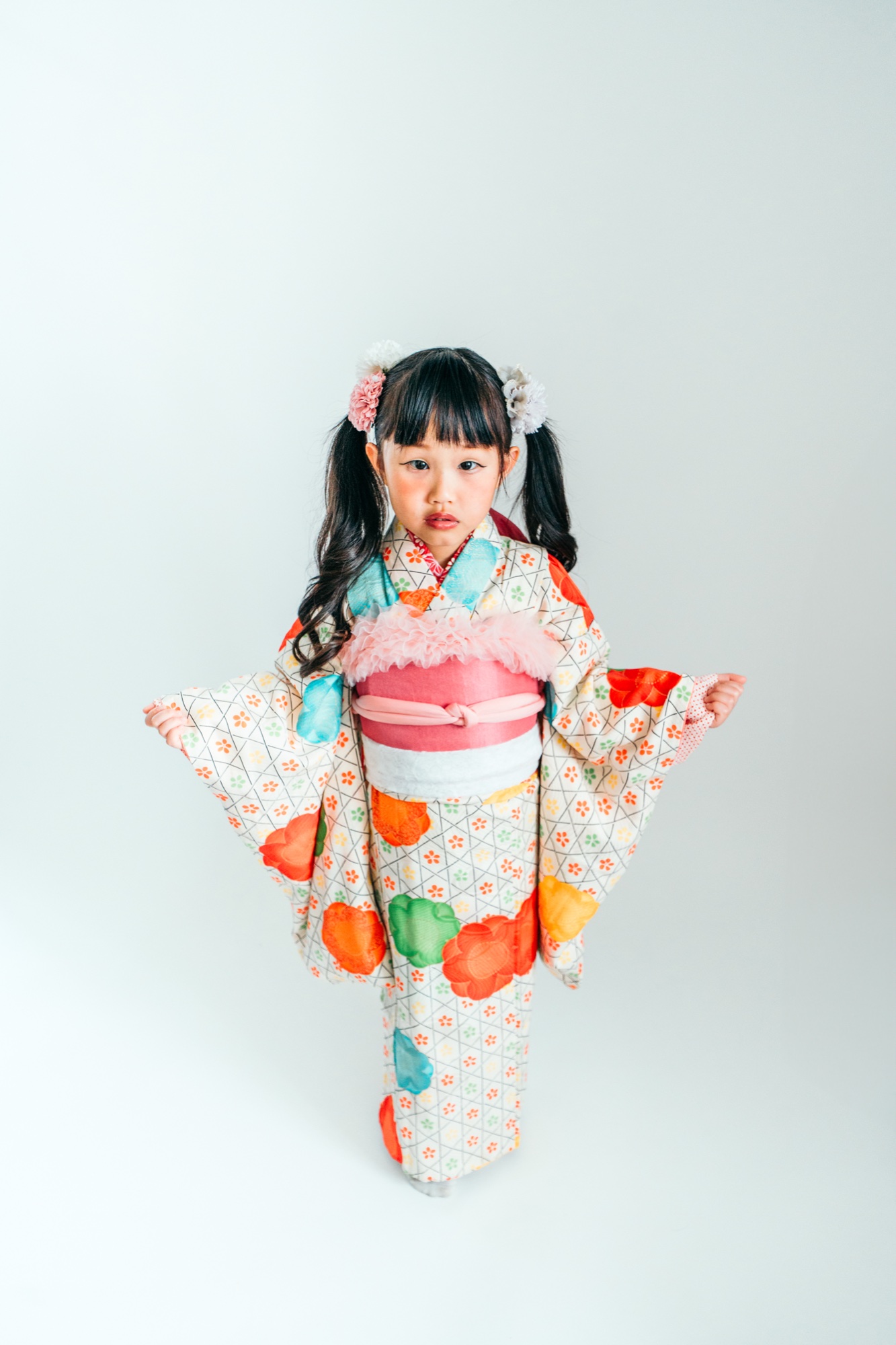 水色の着物を着た七五三の女の子の全身ショット