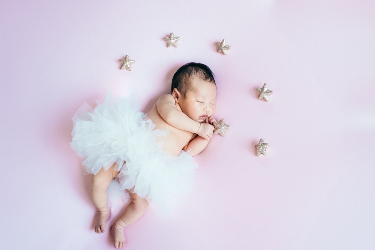 チュチュと星に彩られたニューボーンフォトの赤ちゃん