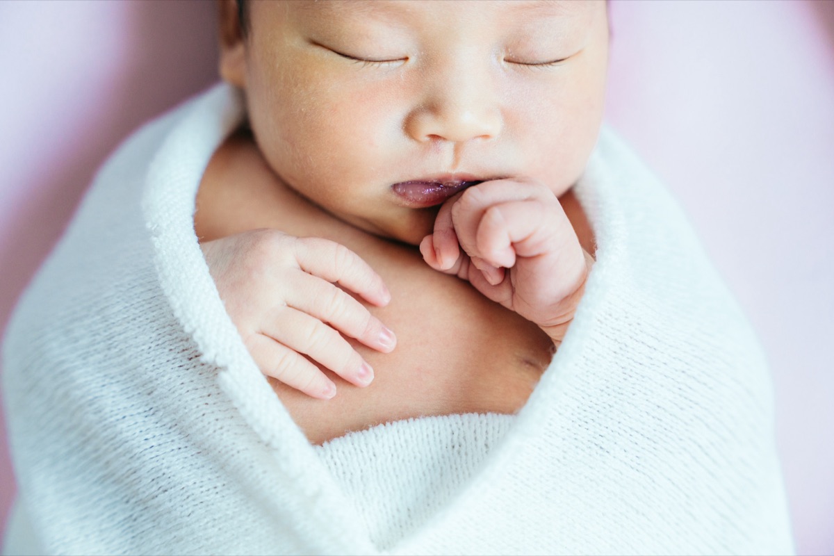 赤ちゃんの寝顔を寄りで撮ったニューボーンフォト