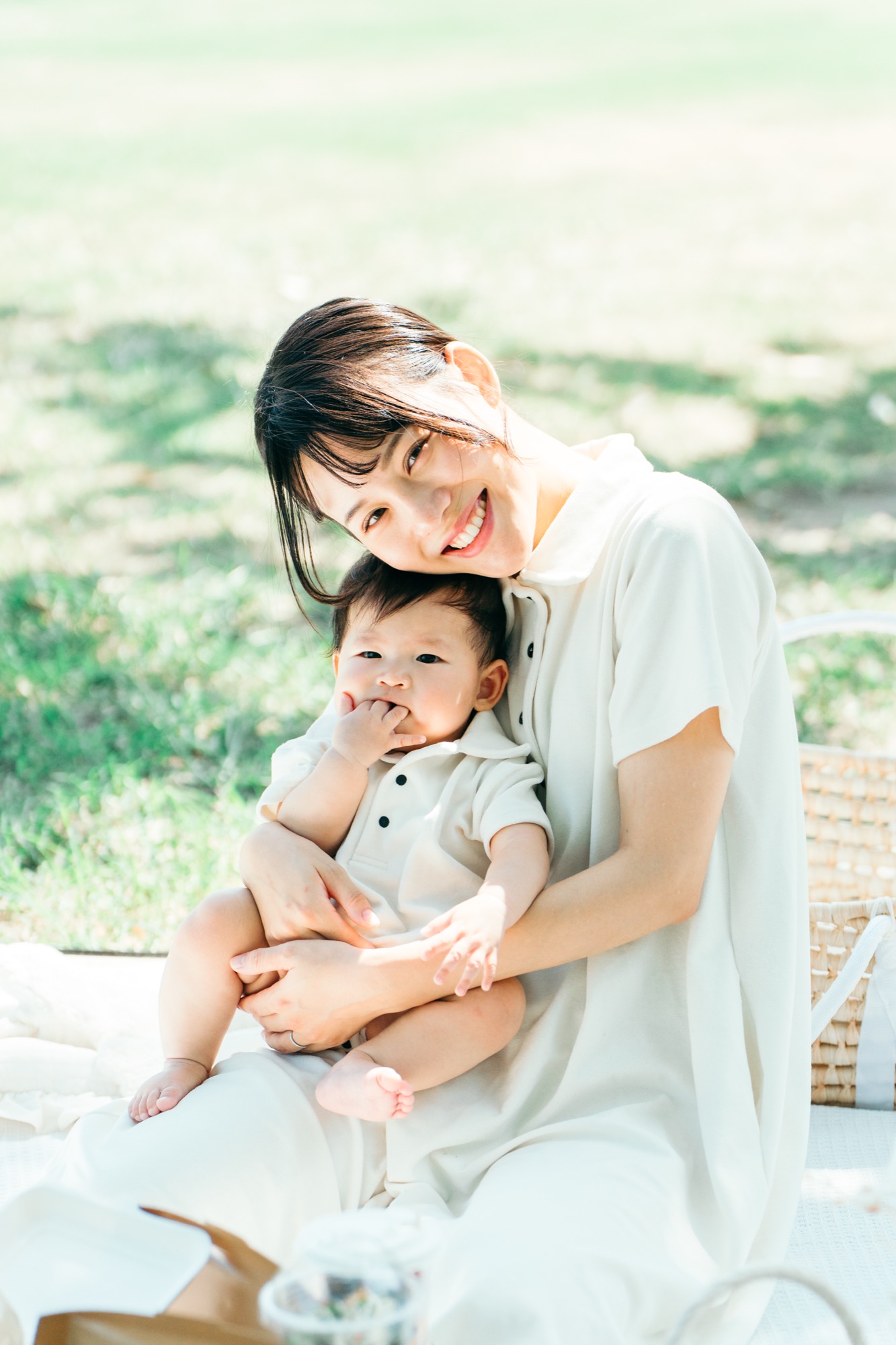 ピクニックを楽しむ親子の自然な家族写真