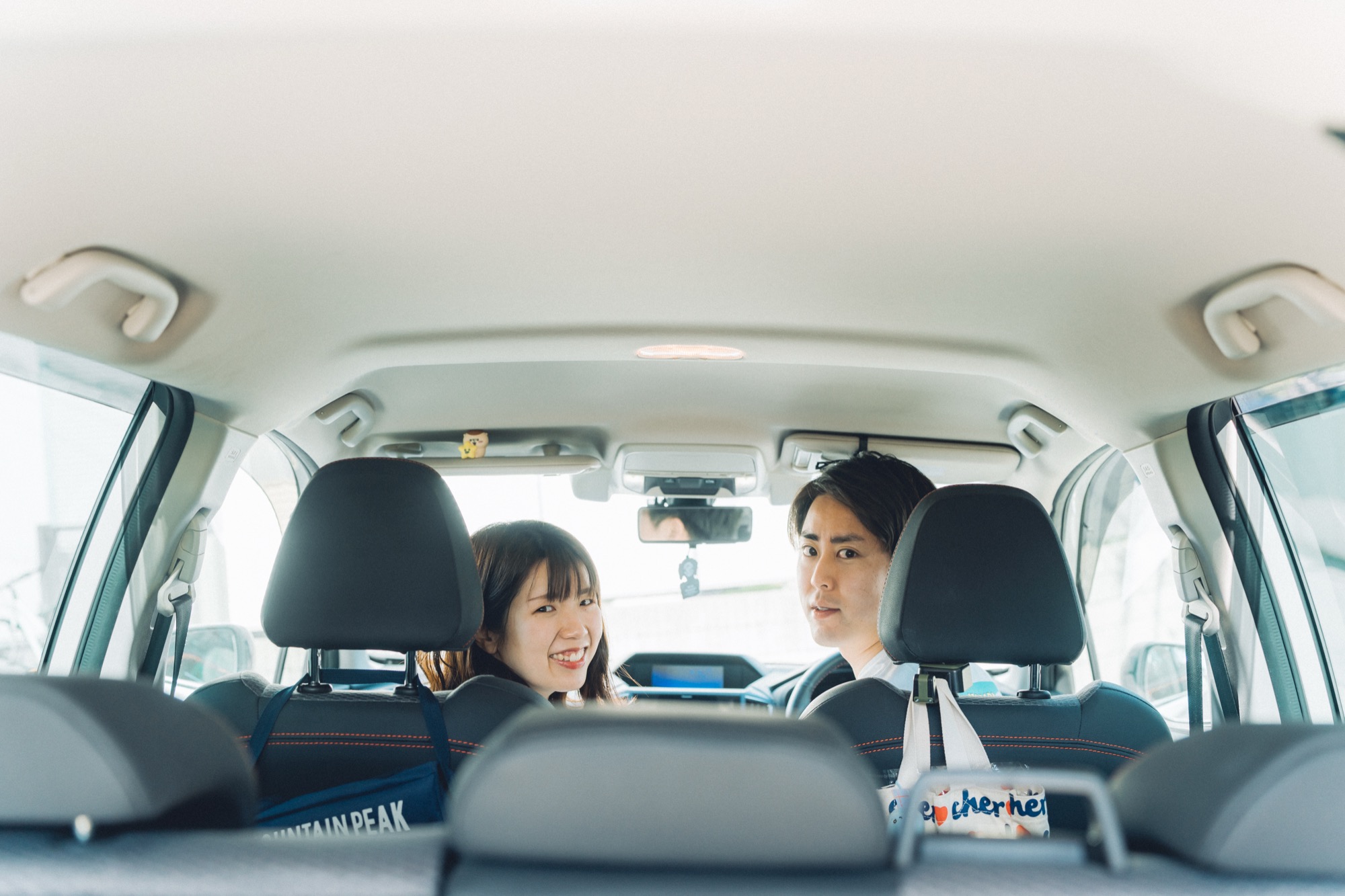 車でのお出かけシーンを撮影した家族写真