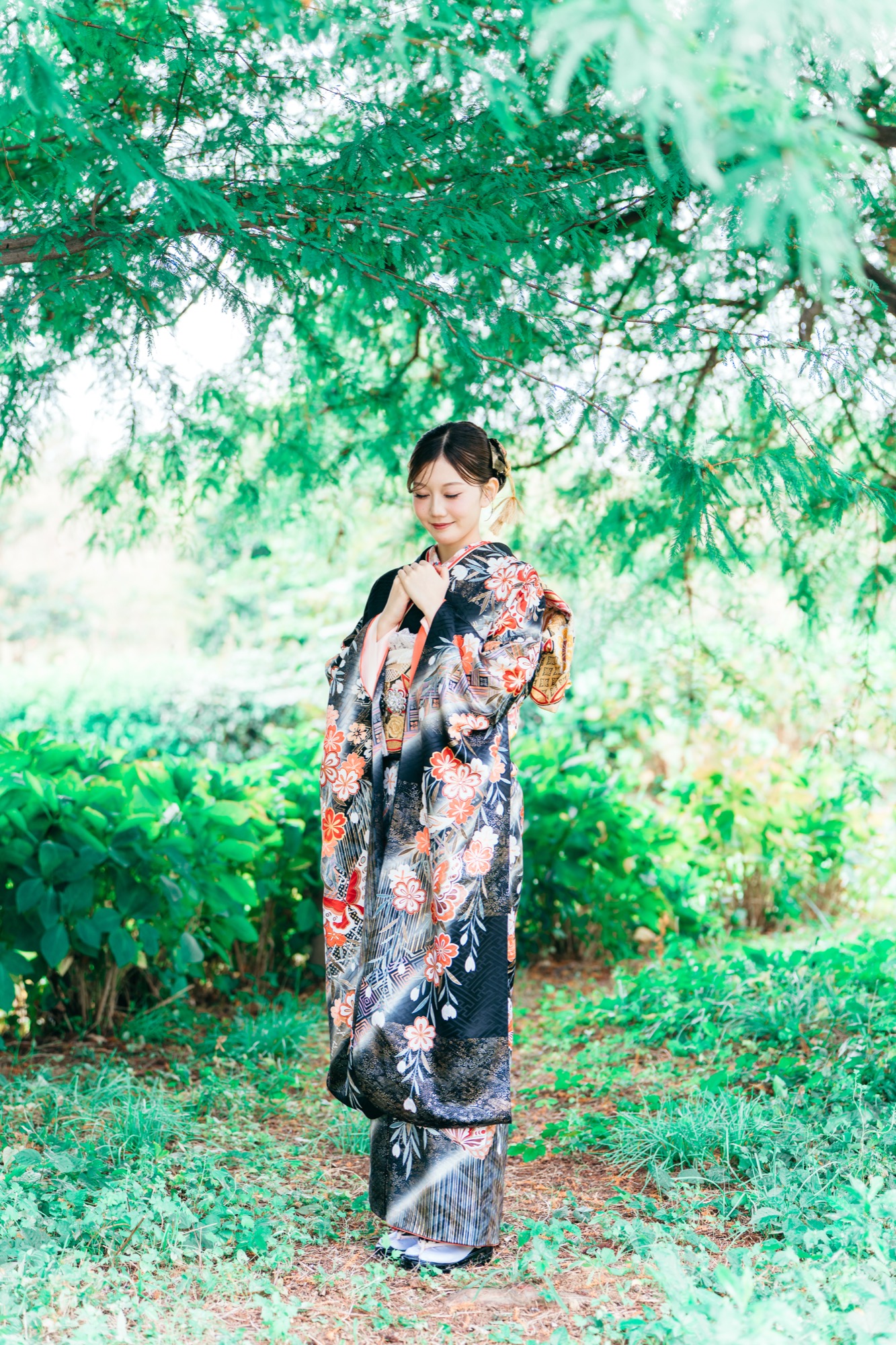 緑を背景に映える成人式の振袖ポートレート