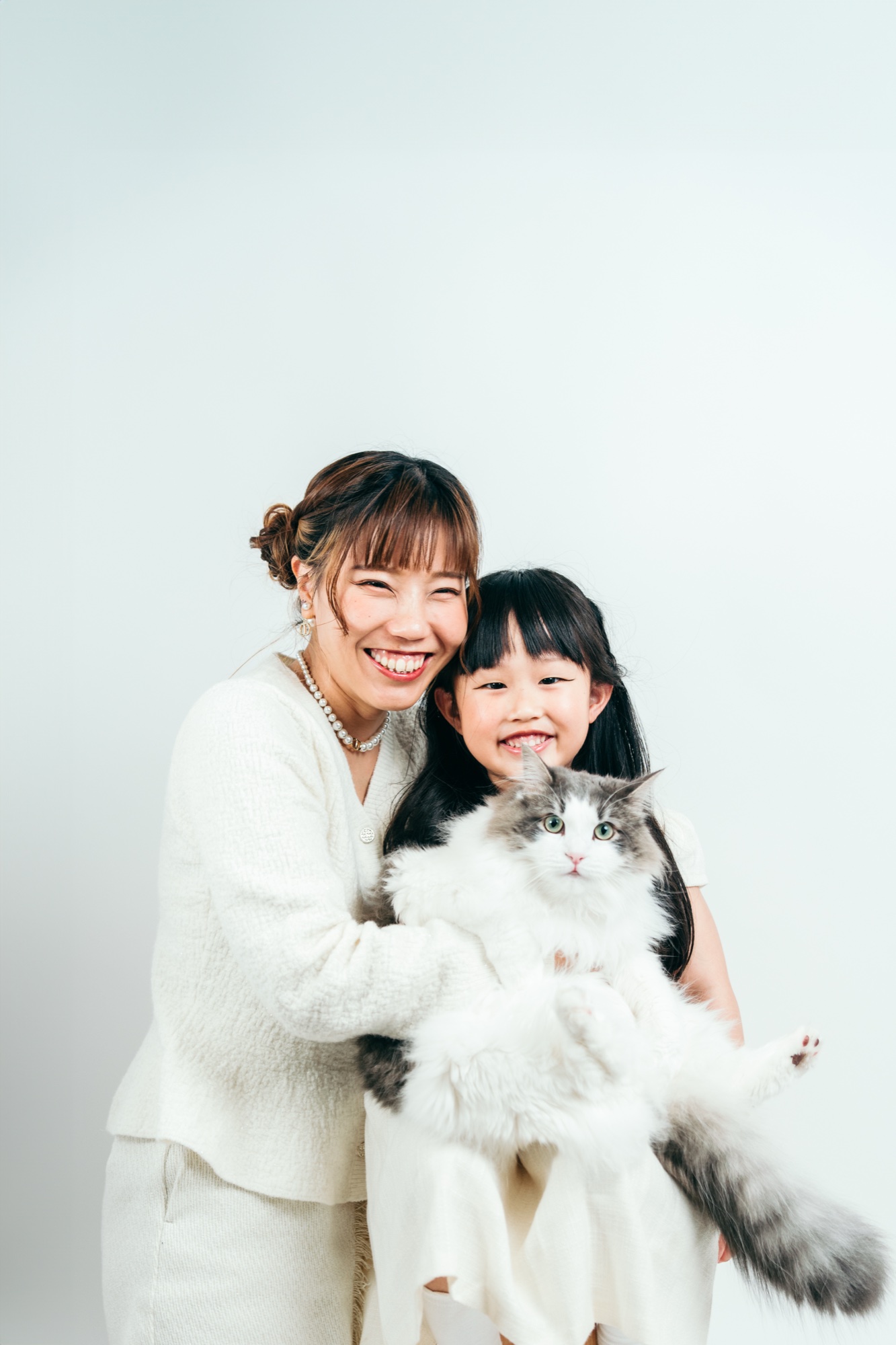 看板猫ラテちゃんと親子が写る横浜のスタジオ写真
