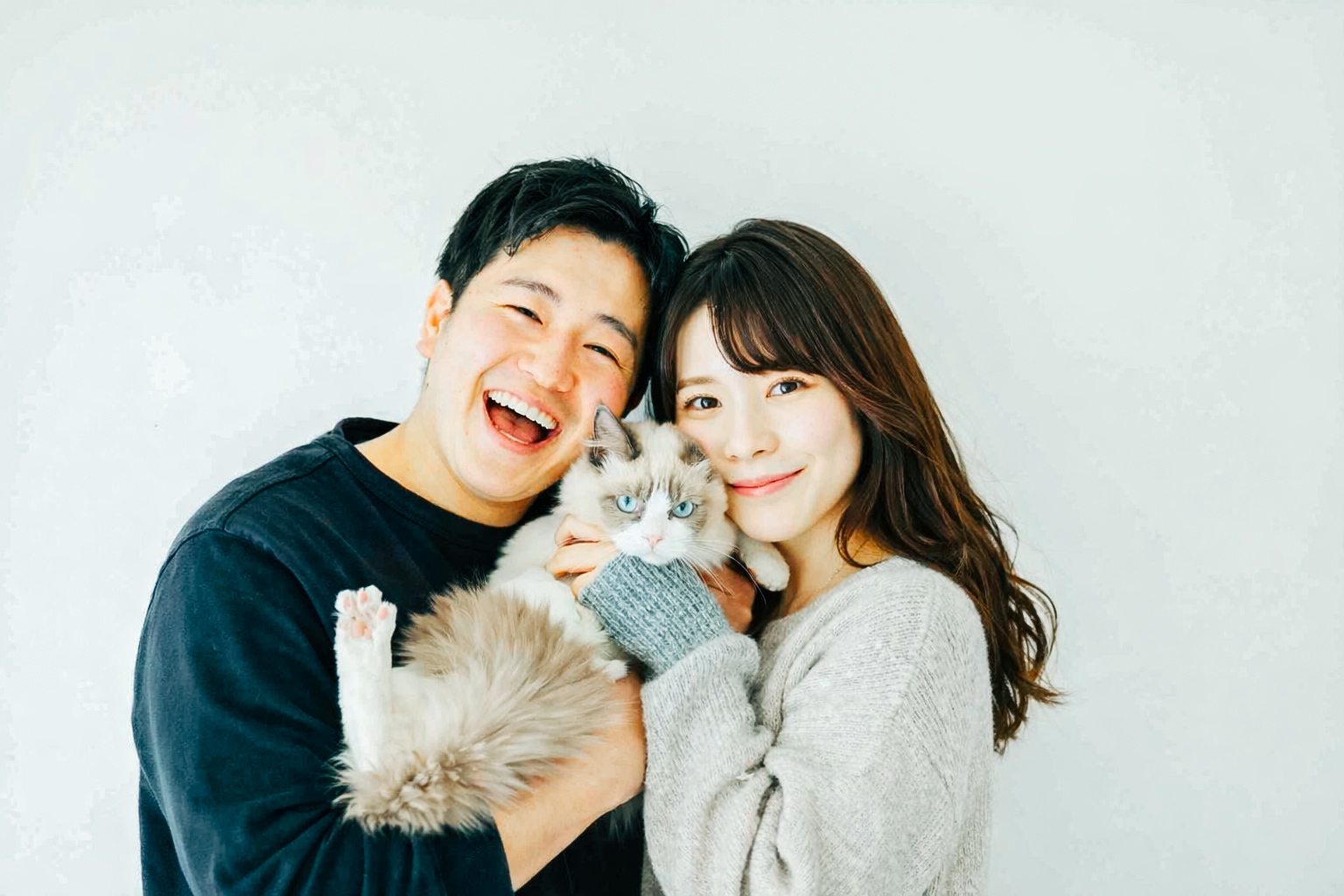 愛猫のラグドールと一緒に撮ったカップルのスタジオ写真
