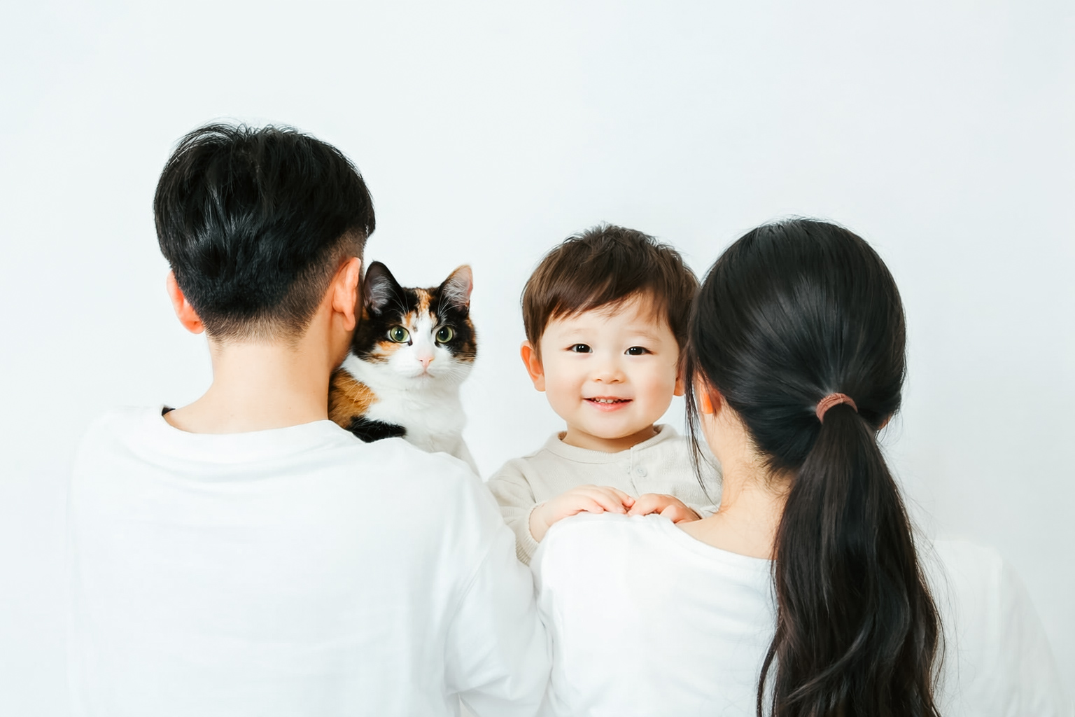 赤ちゃんと愛猫を囲んで撮影した横浜のスタジオ家族写真