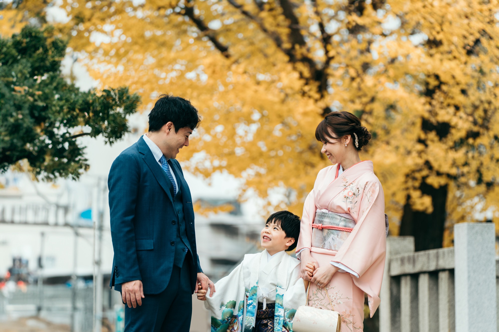 イチョウ並木で寄り添う5歳袴の七五三のご家族