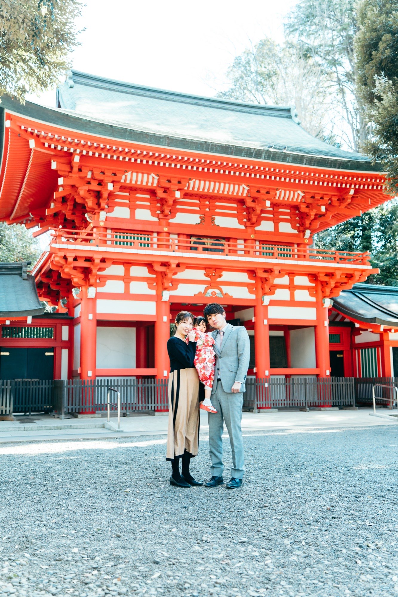 神社の楼門前で撮影したご家族と着物姿のお子様