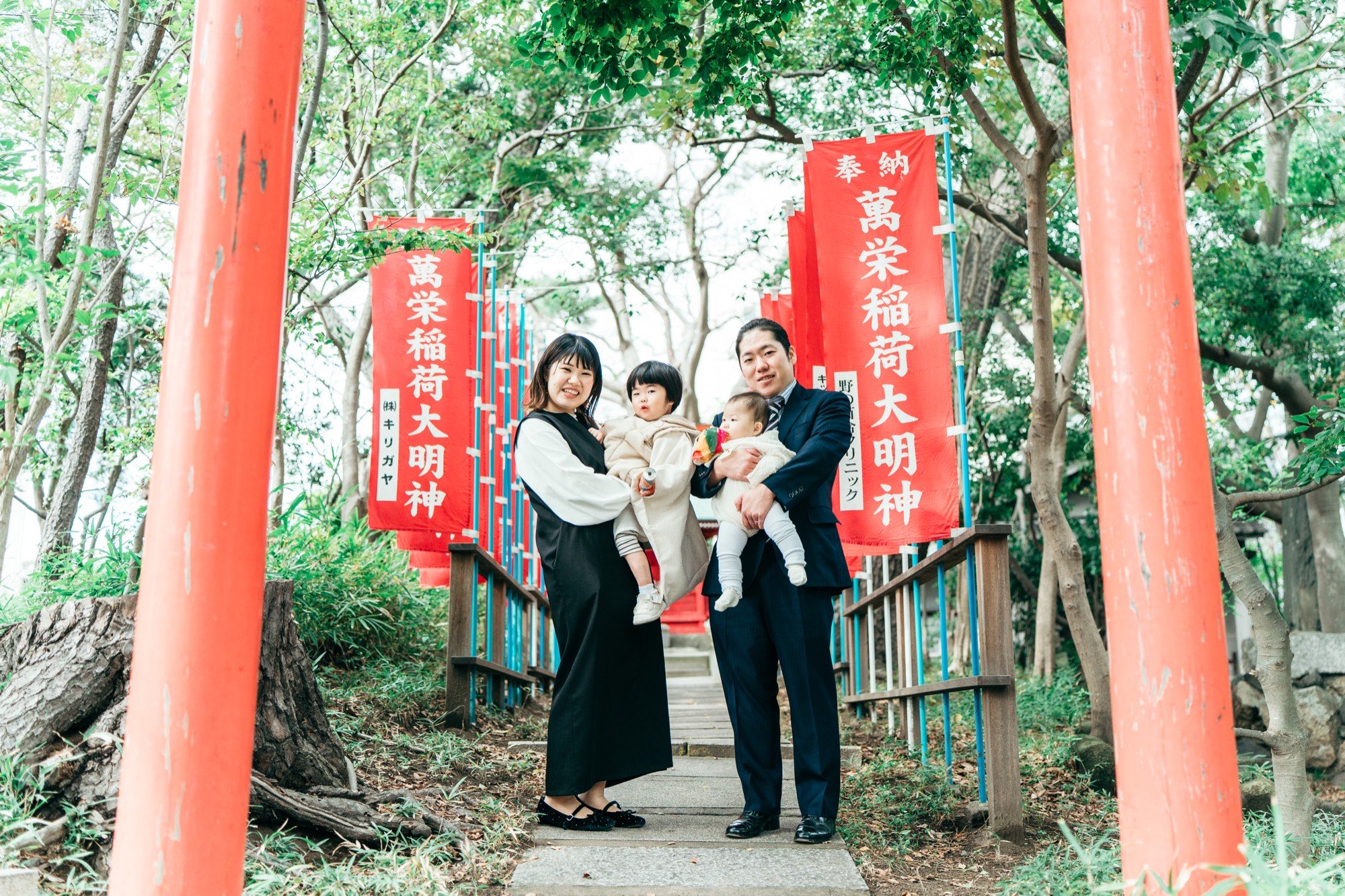 神社の参道で撮影したご家族の記念写真