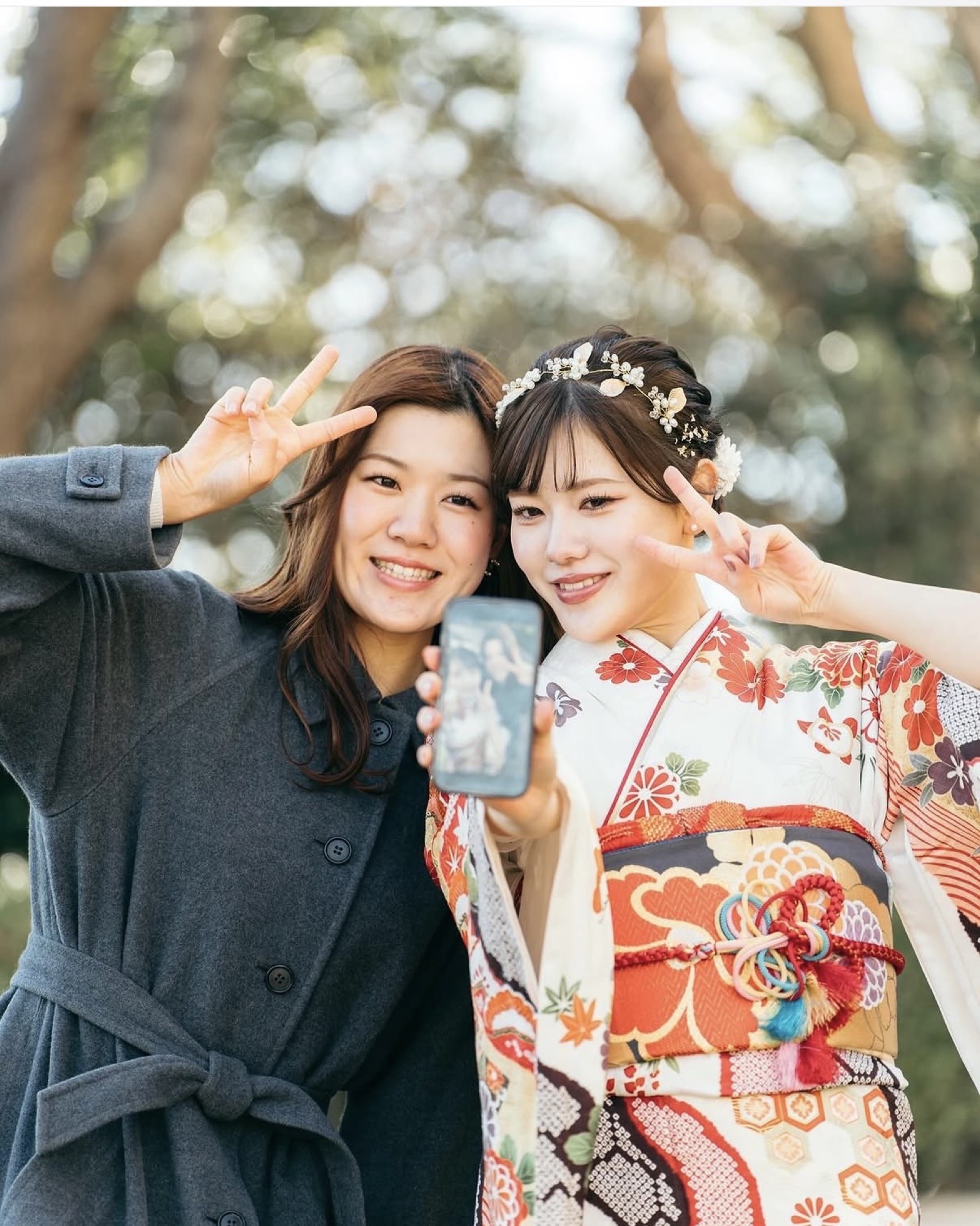 お友達とピースする振袖ポートレート(アップ)