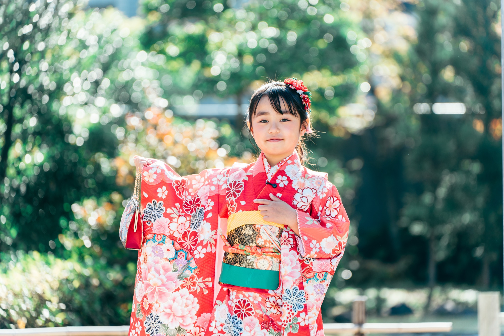 伊勢山皇大神宮の紅葉を背景にした七五三の家族写真（7歳女の子・5歳男の子とご両親）