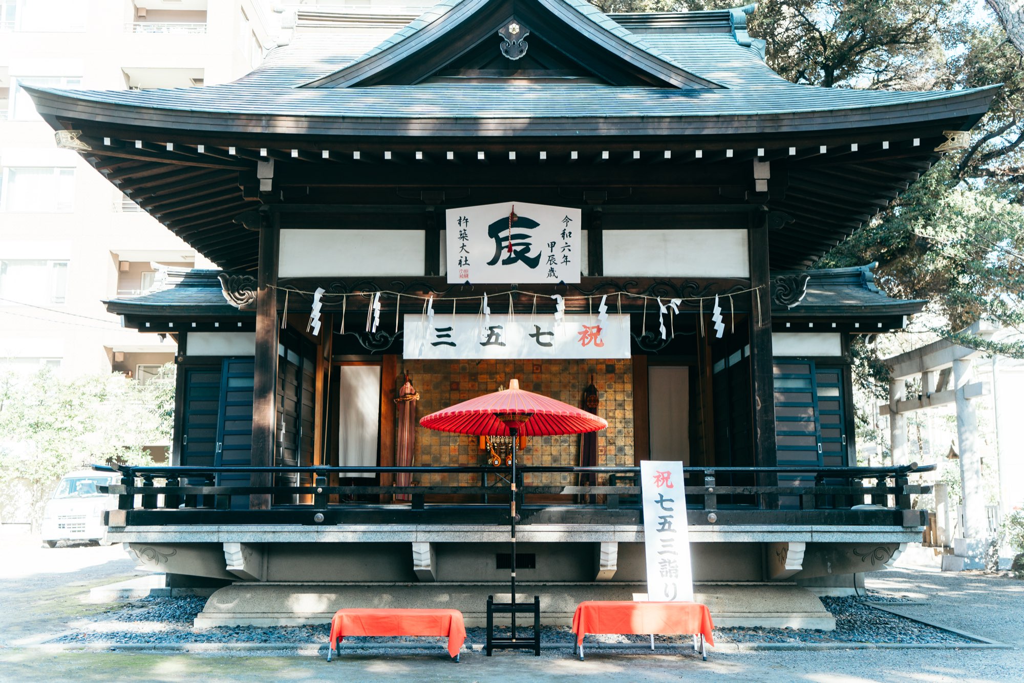 杵築大社の拝殿(七五三の和傘のセット)