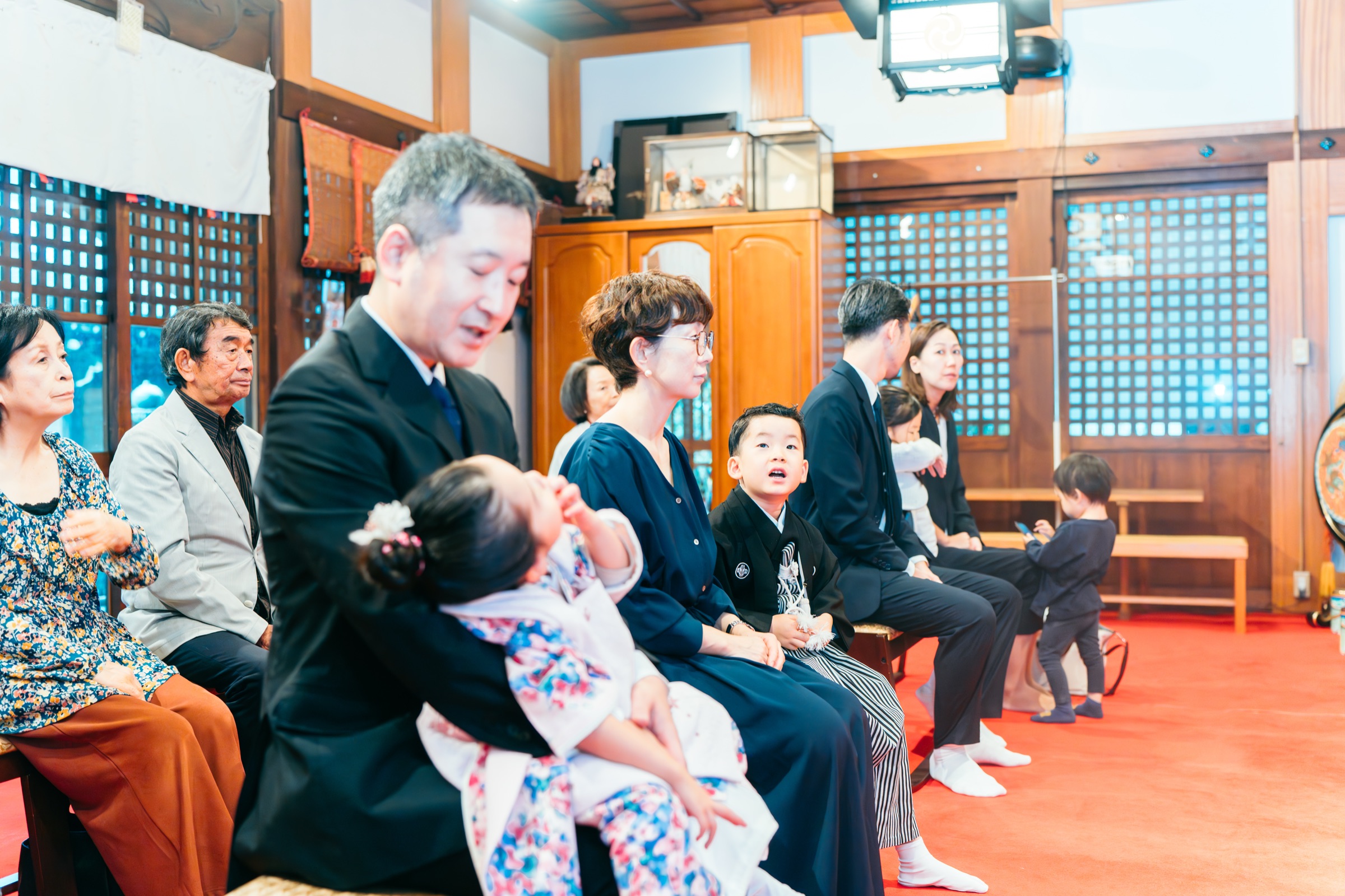 太子堂八幡神社のご祈祷中に撮影した七五三の家族（祖父母・親戚も一緒に）