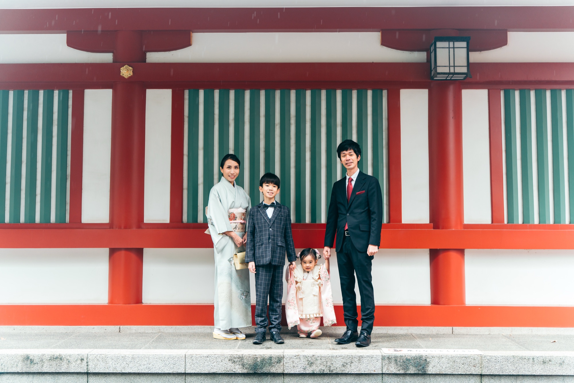 日枝神社で撮影した七五三の家族写真(ご両親・お兄ちゃん・3歳の女の子)