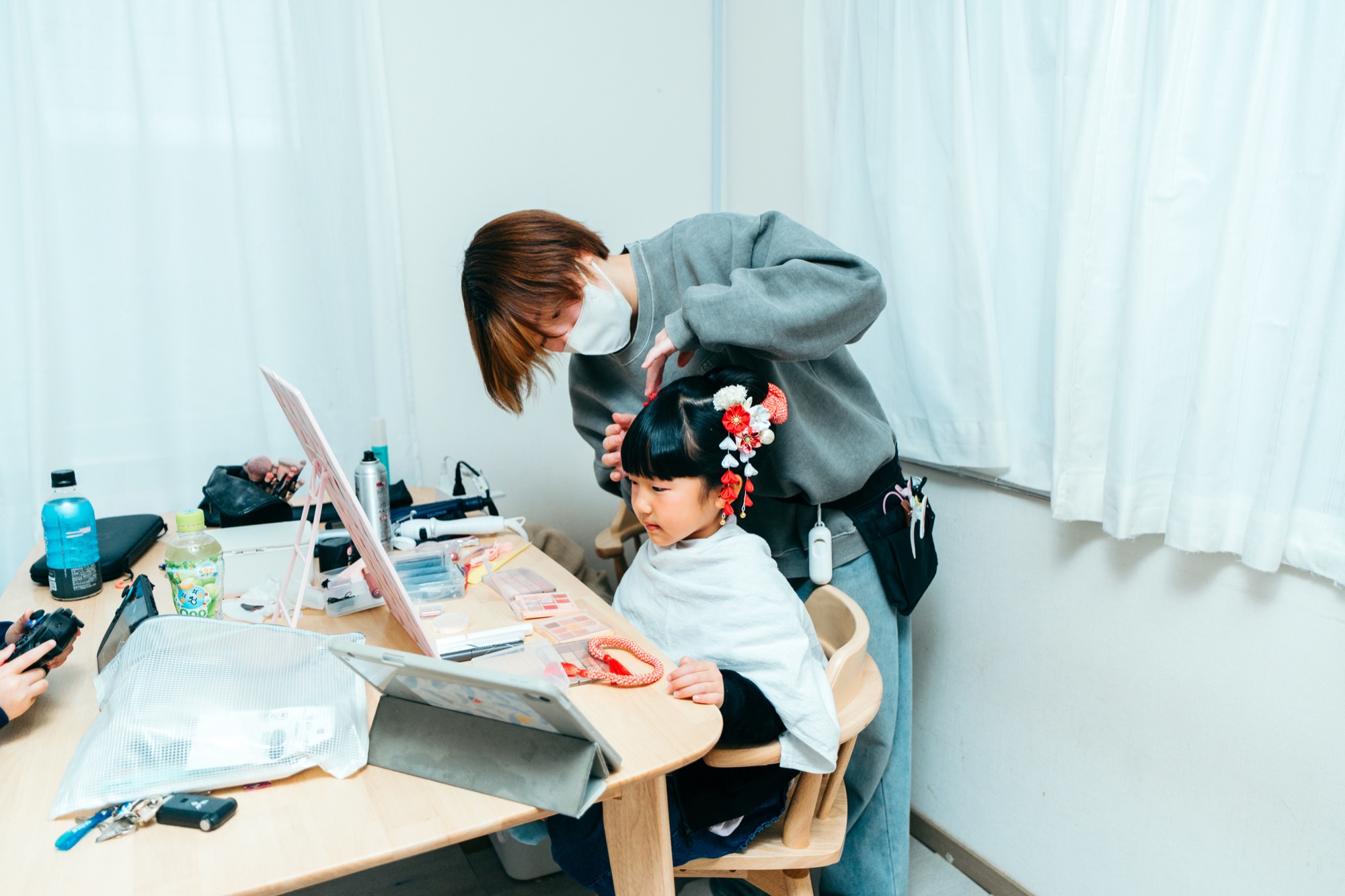 七五三のお子さまの髪を整える着付け・ヘアメイクスタッフ