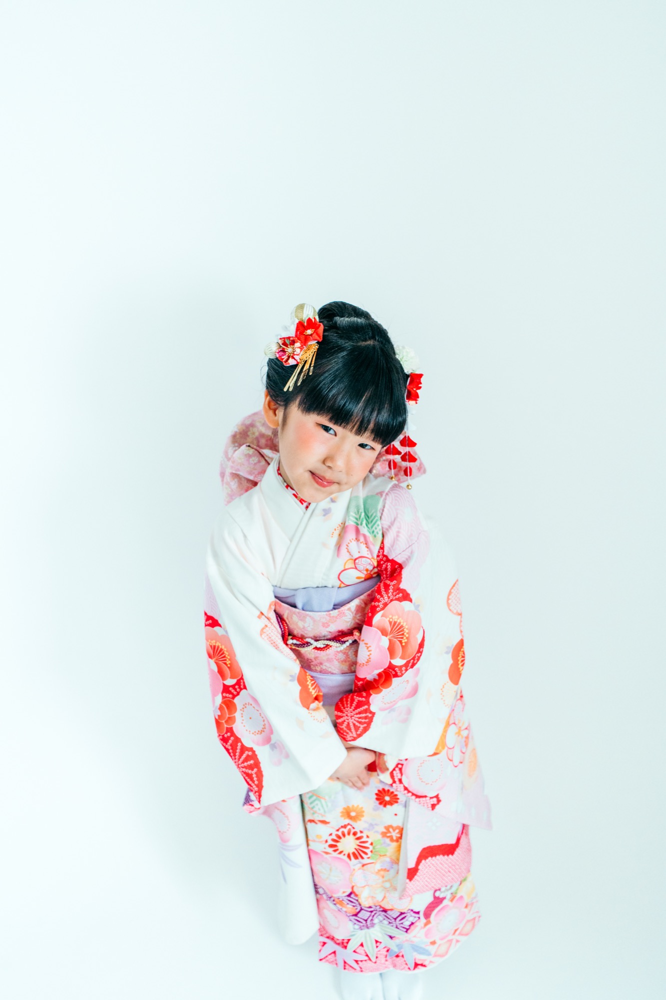 白×赤の着物姿で立つ七五三・7歳女の子の全身スタジオ写真