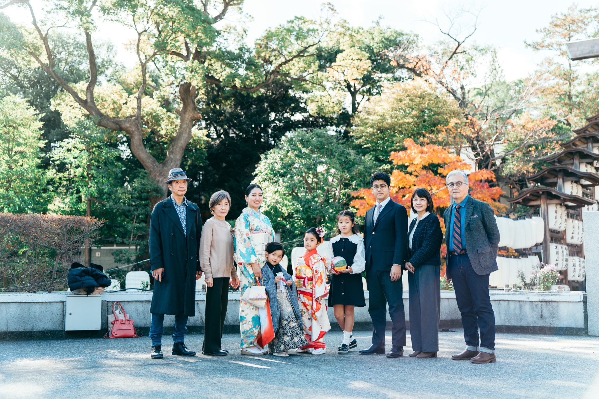 伊勢山皇大神宮の紅葉を背景にした三世代の七五三家族写真（ご両親・お子様・祖父母）