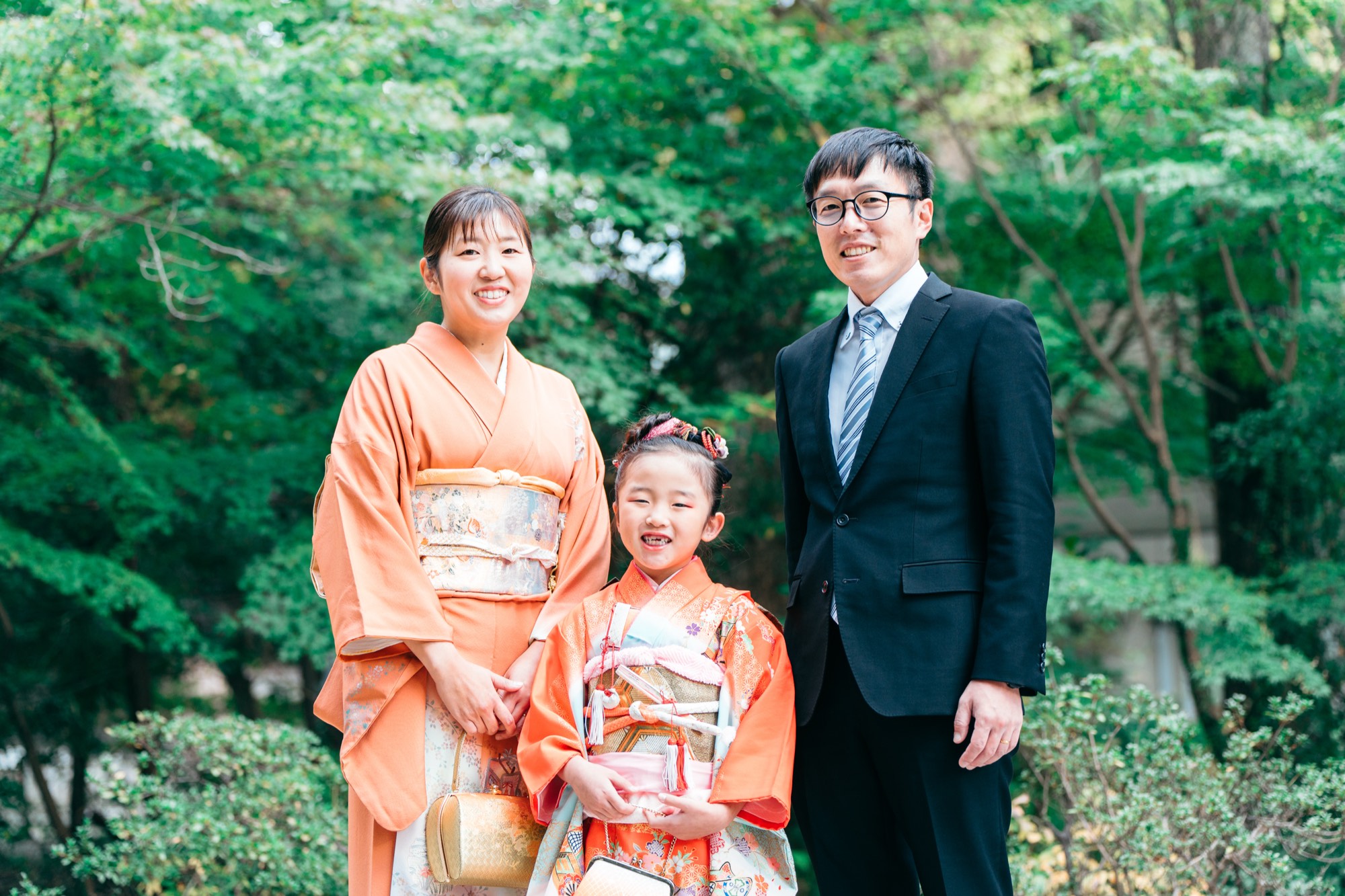 着物姿のお母様とお父様に寄り添う、七五三の女の子(鎌倉周辺)