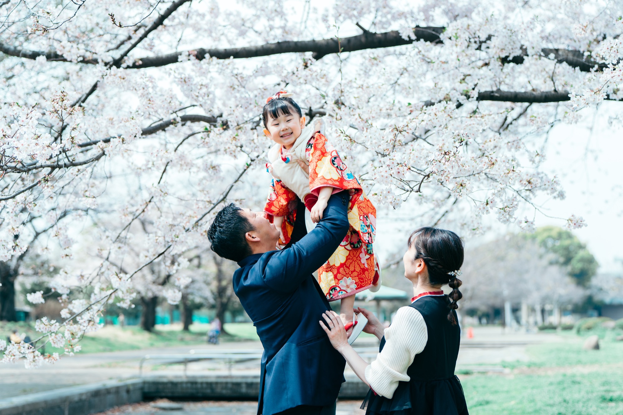 桜の下で撮影したママと3歳女の子の七五三写真