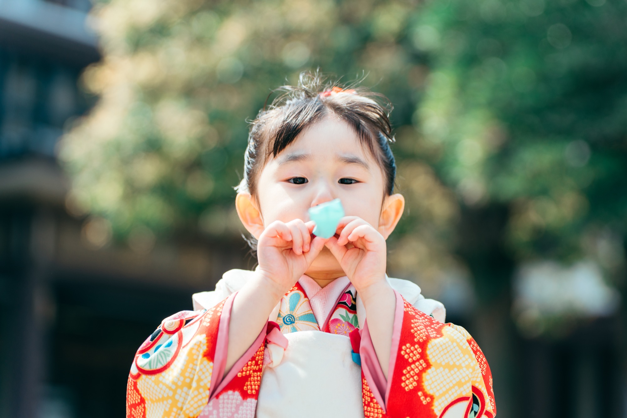 ママと手をつなぐ3歳女の子の七五三スナップ