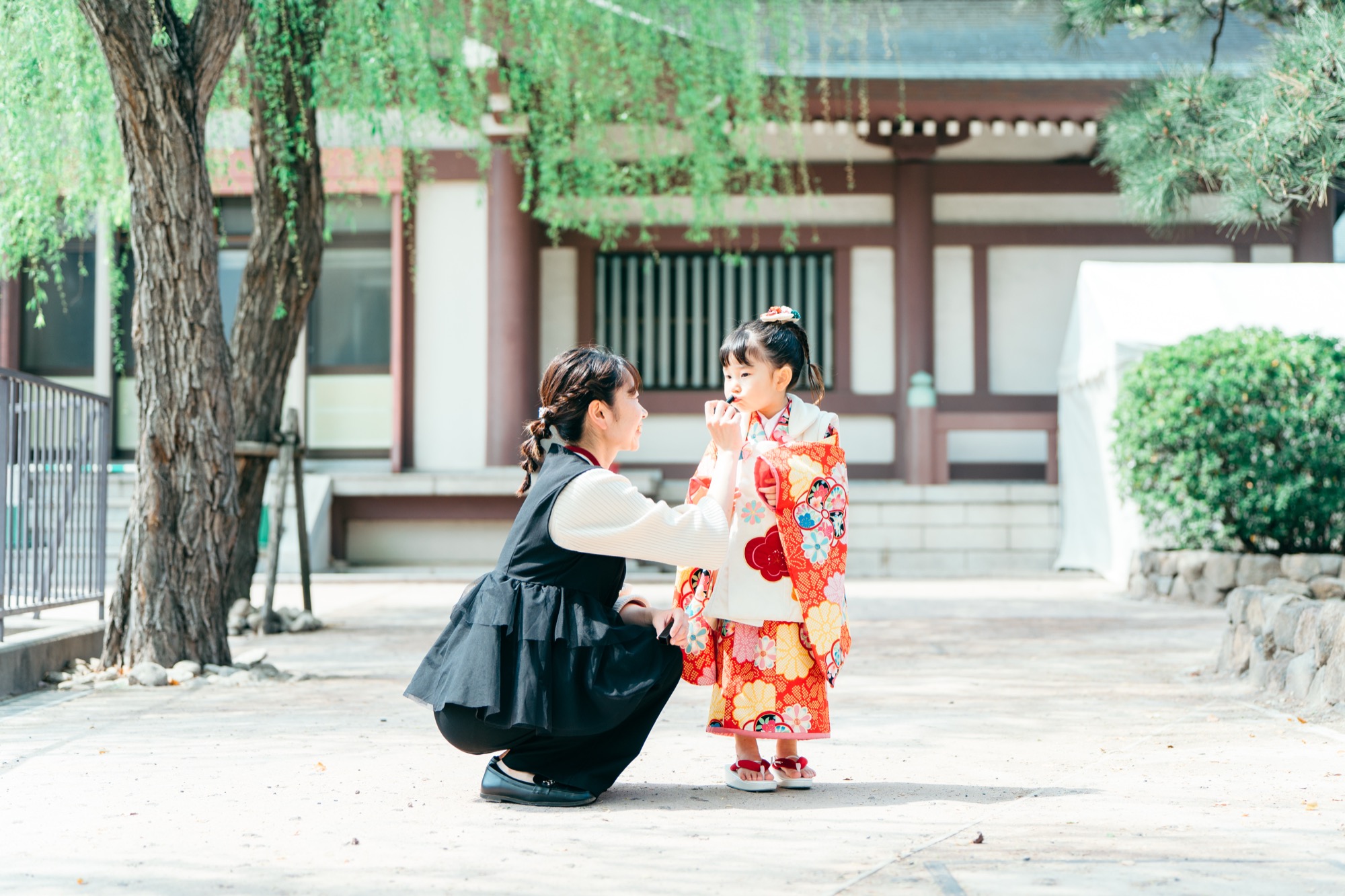 桜を背景にした川崎大師の七五三・親子写真